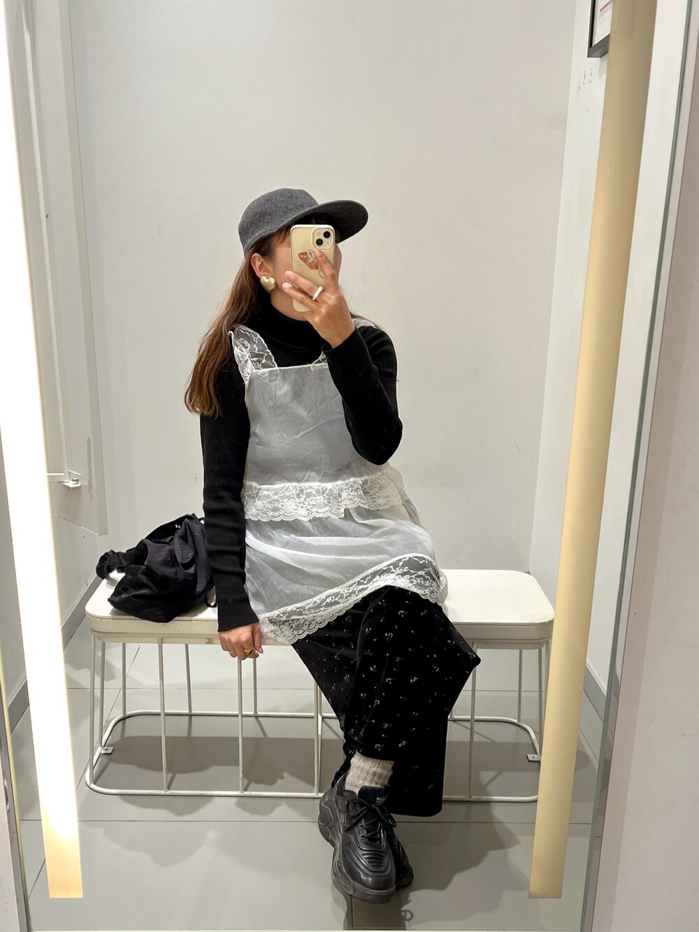 ブラック系のスニーカー、ブラック系のハンドバッグを着用したレディースの春コーディネートの4枚目の写真