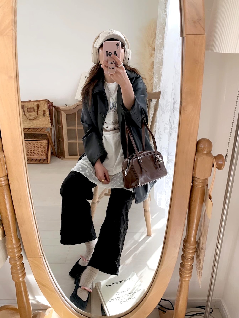 ブラウン系のボストンバッグ、ブラウン系のトレンチコート、ブラック系のパンプスを着用したレディースの春コーディネートの3枚目の写真