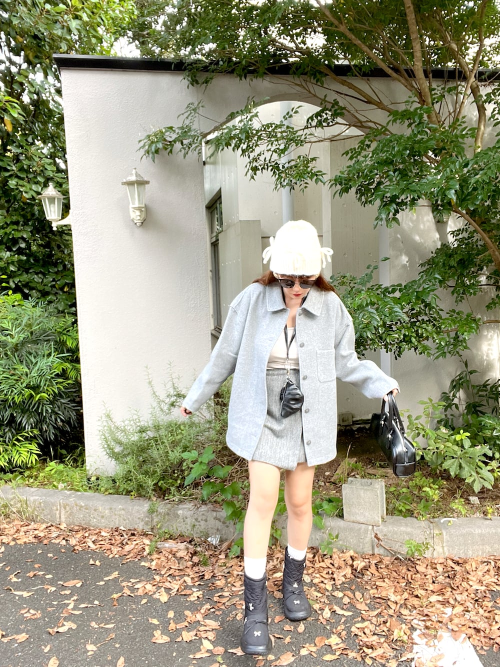 グレー系のジャケット/アウター、ブラック系のボストンバッグを着用したレディースの秋コーディネートの2枚目の写真