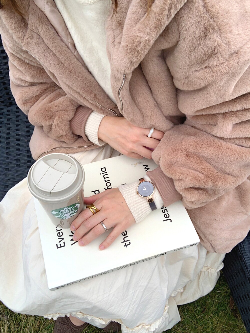 ブラウン系のブルゾン、ホワイト系のスカート、ブラウン系のトートバッグを着用したレディースの冬コーディネートの4枚目の写真