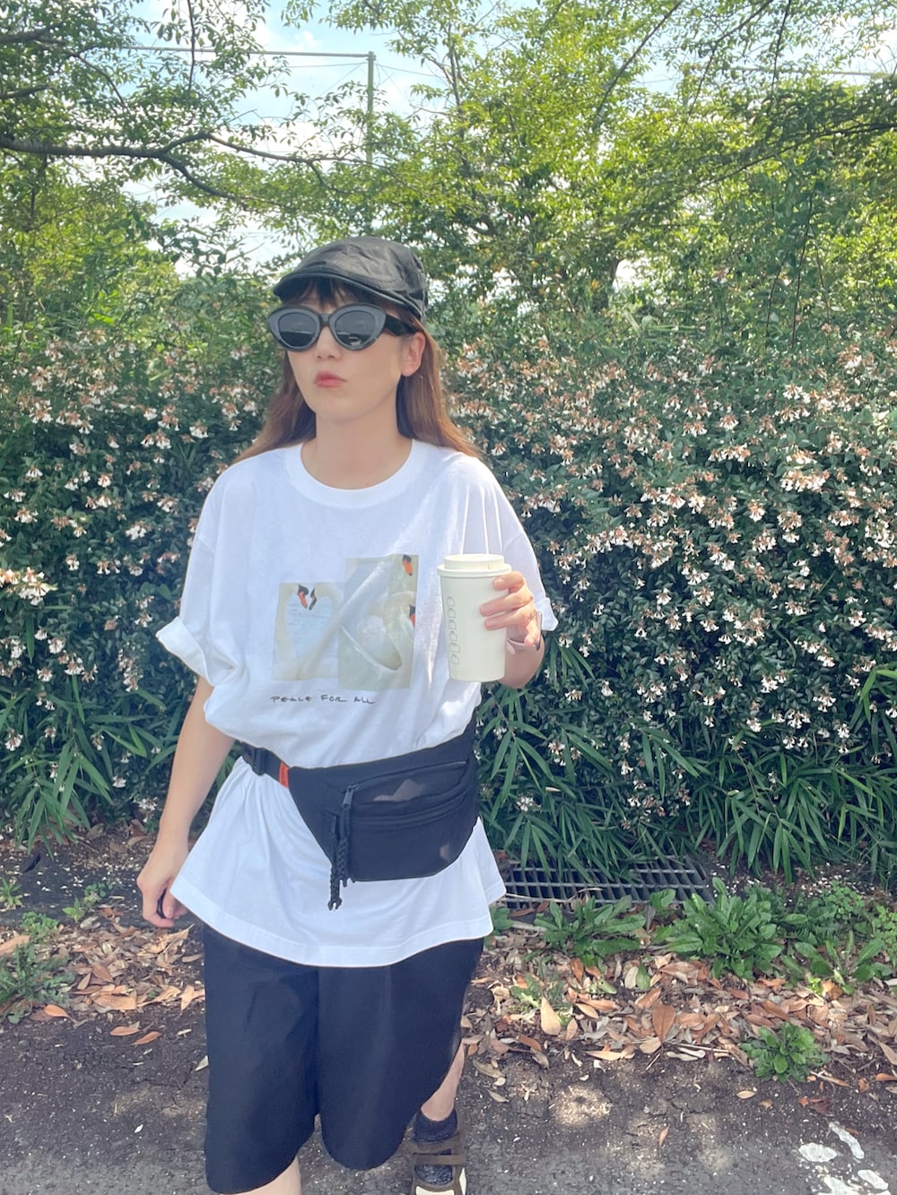 ホワイト系のTシャツ/カットソー、ブラック系のボディバッグ/ウエストポーチを着用したレディースの夏コーディネートの4枚目の写真