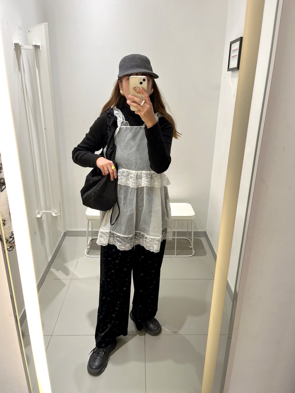 ブラック系のスニーカー、ブラック系のハンドバッグを着用したレディースの春コーディネートの5枚目の写真