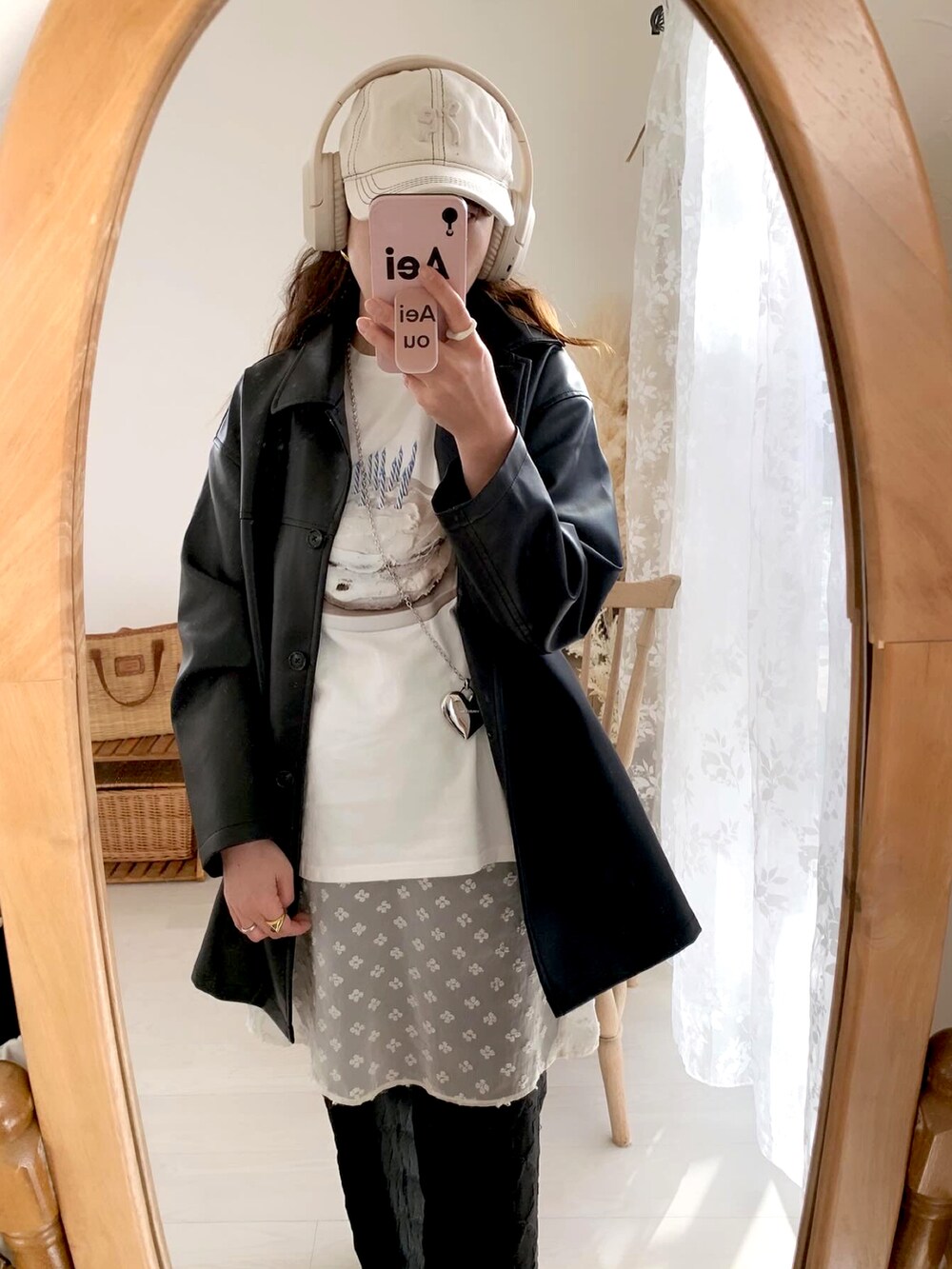 ブラウン系のボストンバッグ、ブラウン系のトレンチコート、ブラック系のパンプスを着用したレディースの春コーディネートの5枚目の写真