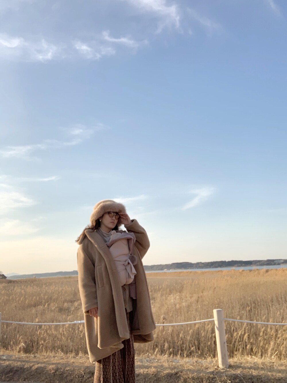 ブラウン系のその他アウター、ブラウン系のパンツを着用したレディースの冬コーディネートの3枚目の写真