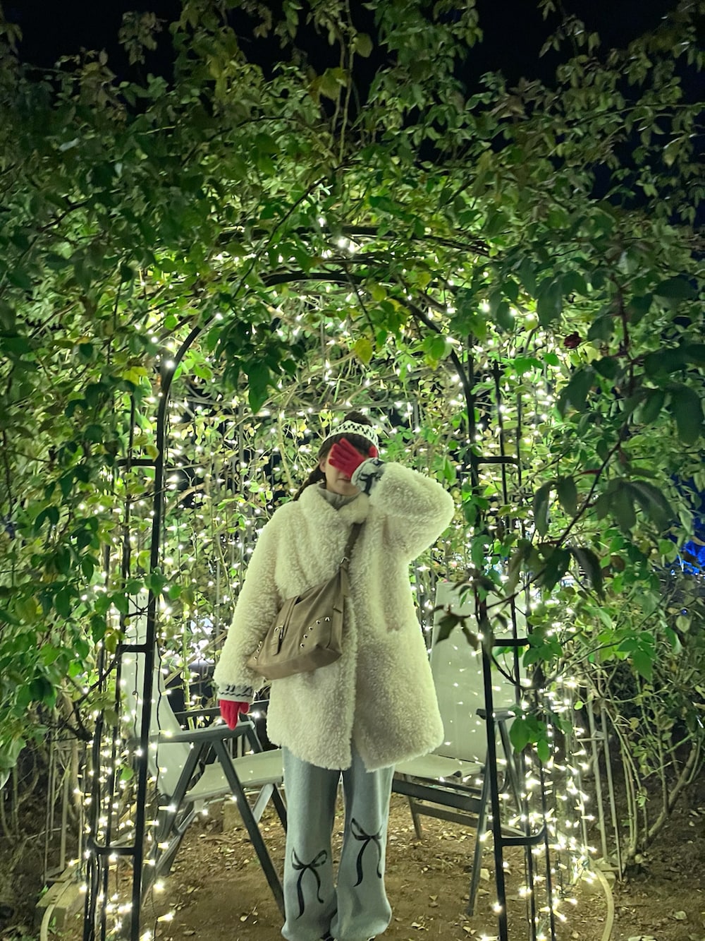 ブラウン系のトートバッグを着用したレディースの冬コーディネートの4枚目の写真