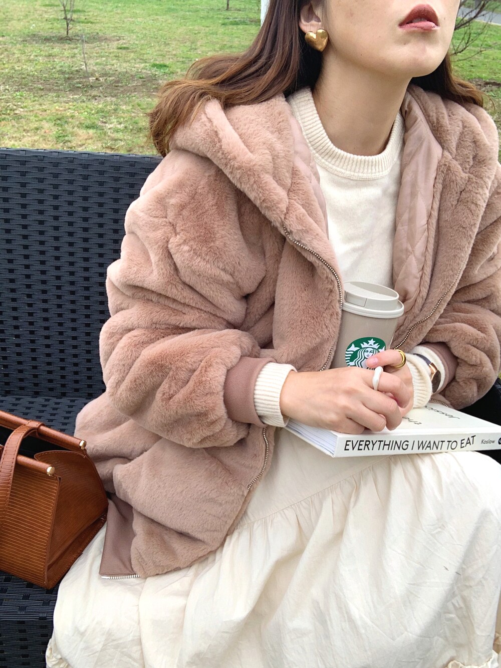 ブラウン系のブルゾン、ホワイト系のスカート、ブラウン系のトートバッグを着用したレディースの冬コーディネートの2枚目の写真