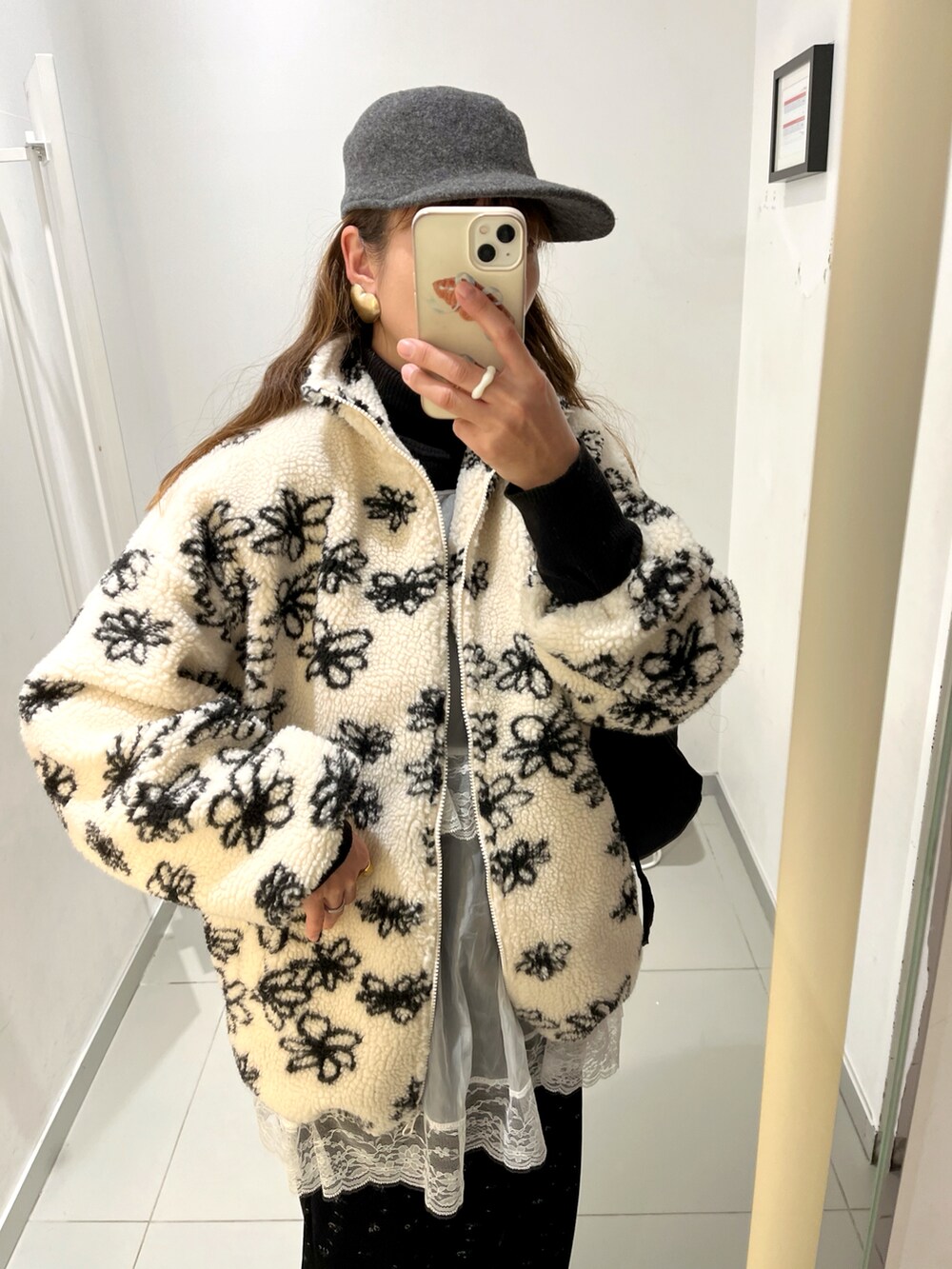 ブラック系のスニーカー、ブラック系のハンドバッグを着用したレディースの春コーディネートの3枚目の写真