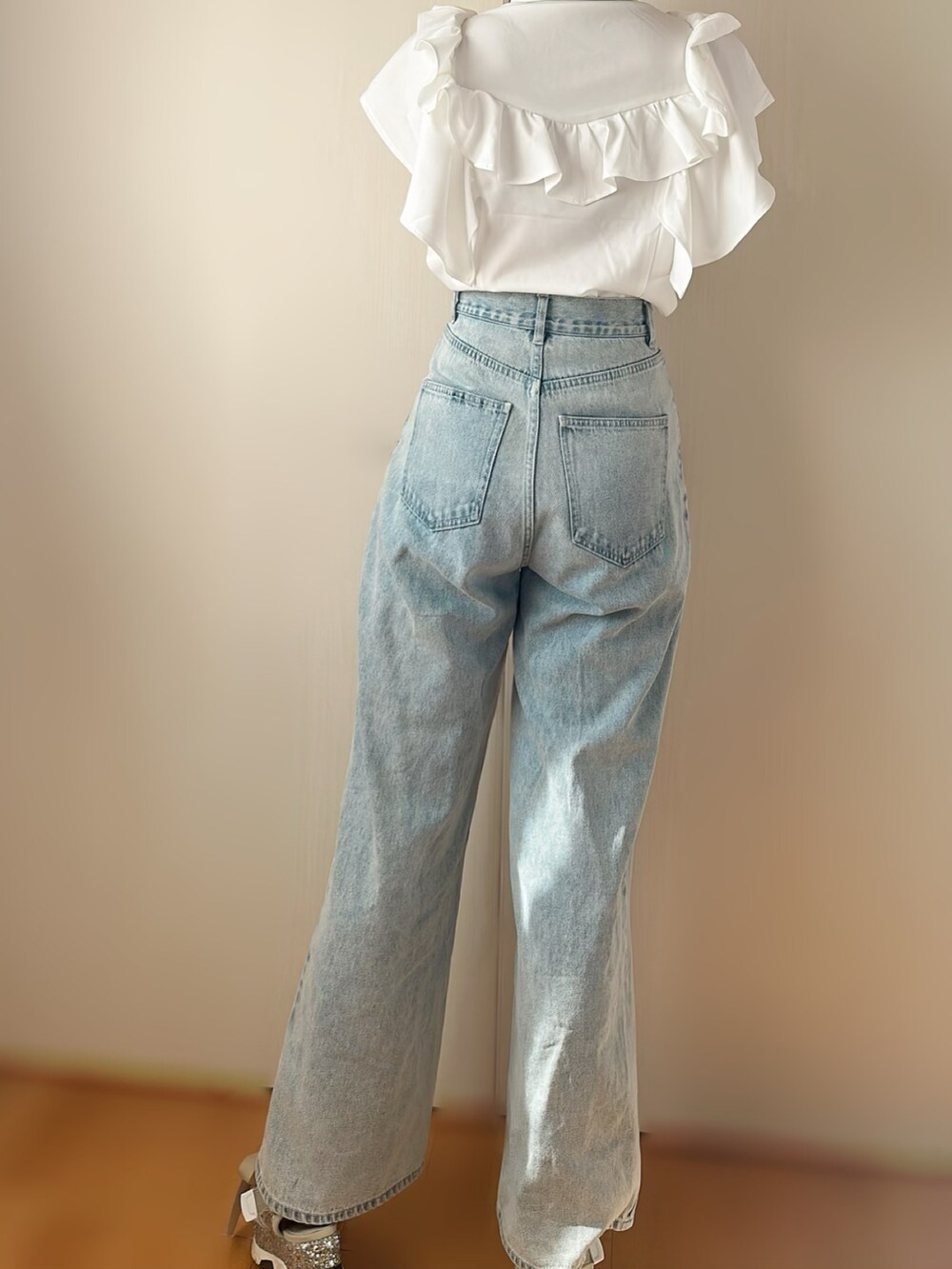 ホワイト系のシャツ/ブラウス、ブルー系のデニムパンツ、ベージュ系のサンダルを着用したレディースの夏コーディネートの2枚目の写真