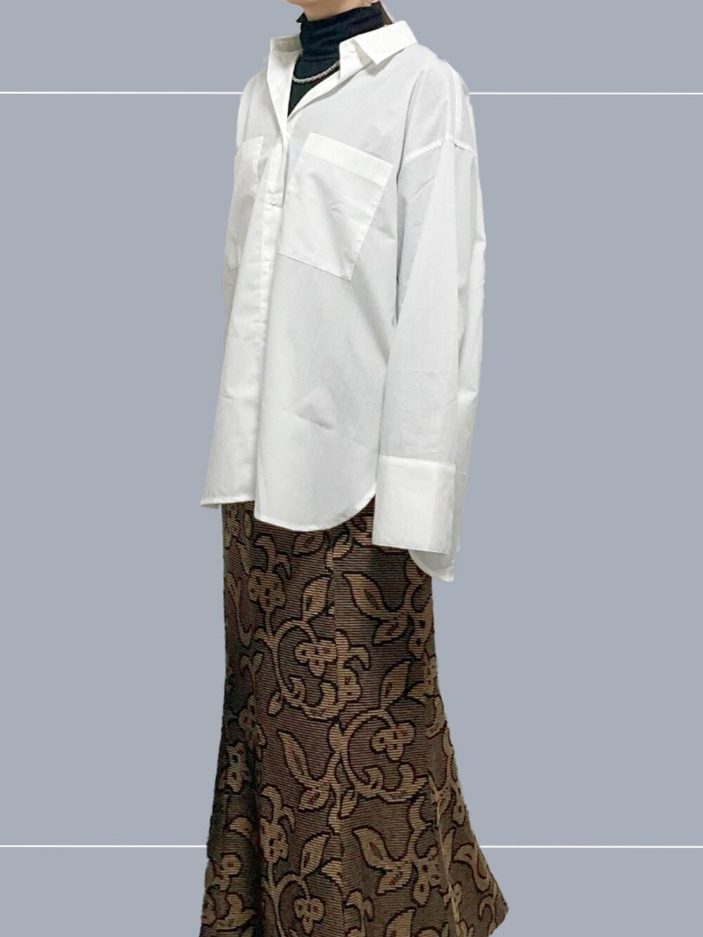 ブラック系のスカート、ブラック系のショルダーバッグ、ホワイト系のシャツ/ブラウスを着用したレディースの春コーディネートの2枚目の写真