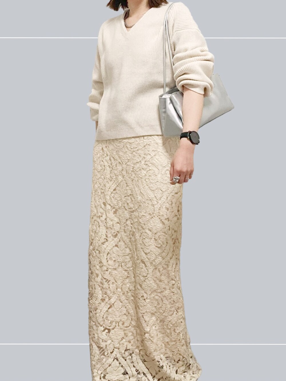 ホワイト系のニット/セーター、ホワイト系のスカート、シルバー系のトートバッグを着用したレディースの春コーディネートの2枚目の写真