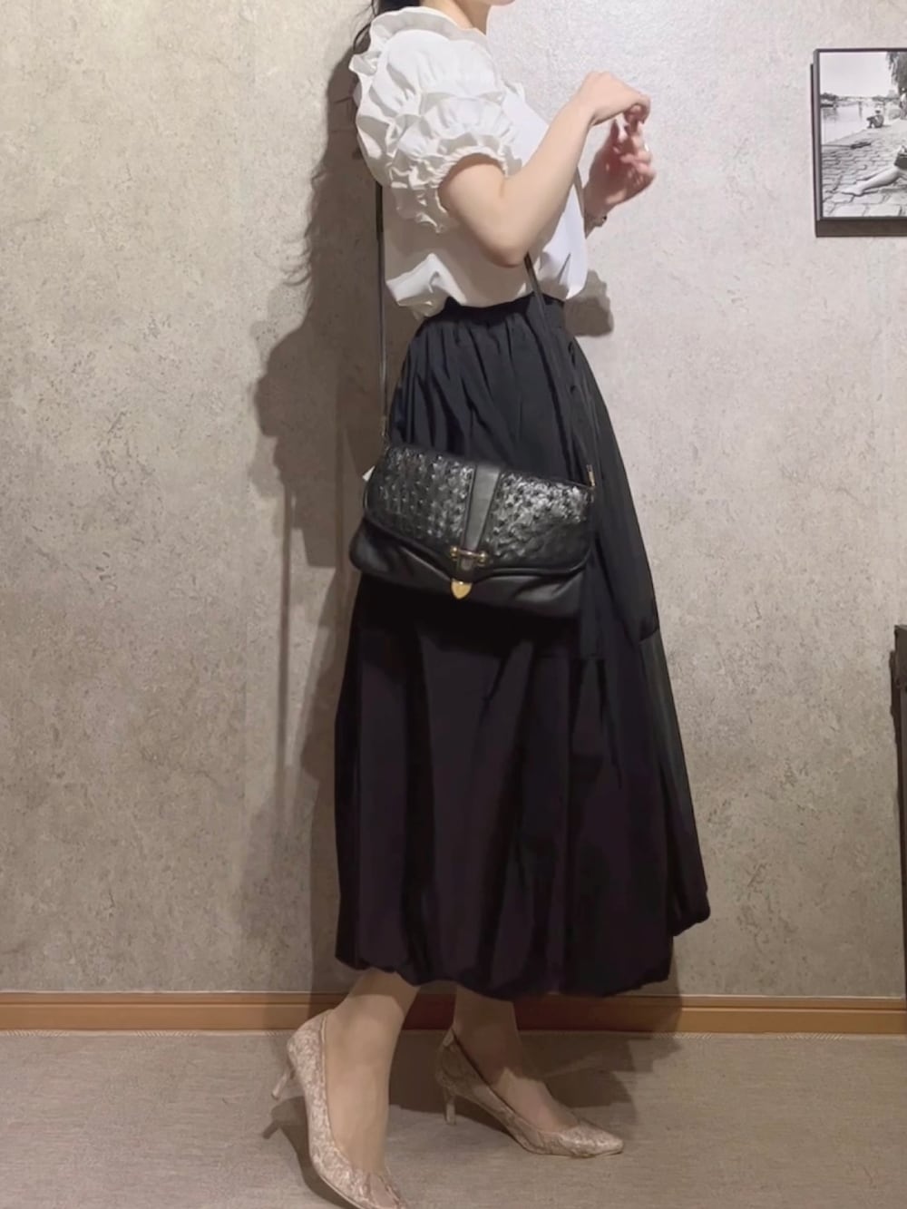 「フリルブラウス、ブラウス、カジュアルコーデ、大人女子、Tシャツ、大人カジュアル、フリル、黒、ユニクロ、gu、楽チンコーデ」｜「j&marmieのアイテム（スカート、ブラック系）」を使った、J&marmie fukuokaさん（レディース・163cm）の春コーディネートの3枚目の写真