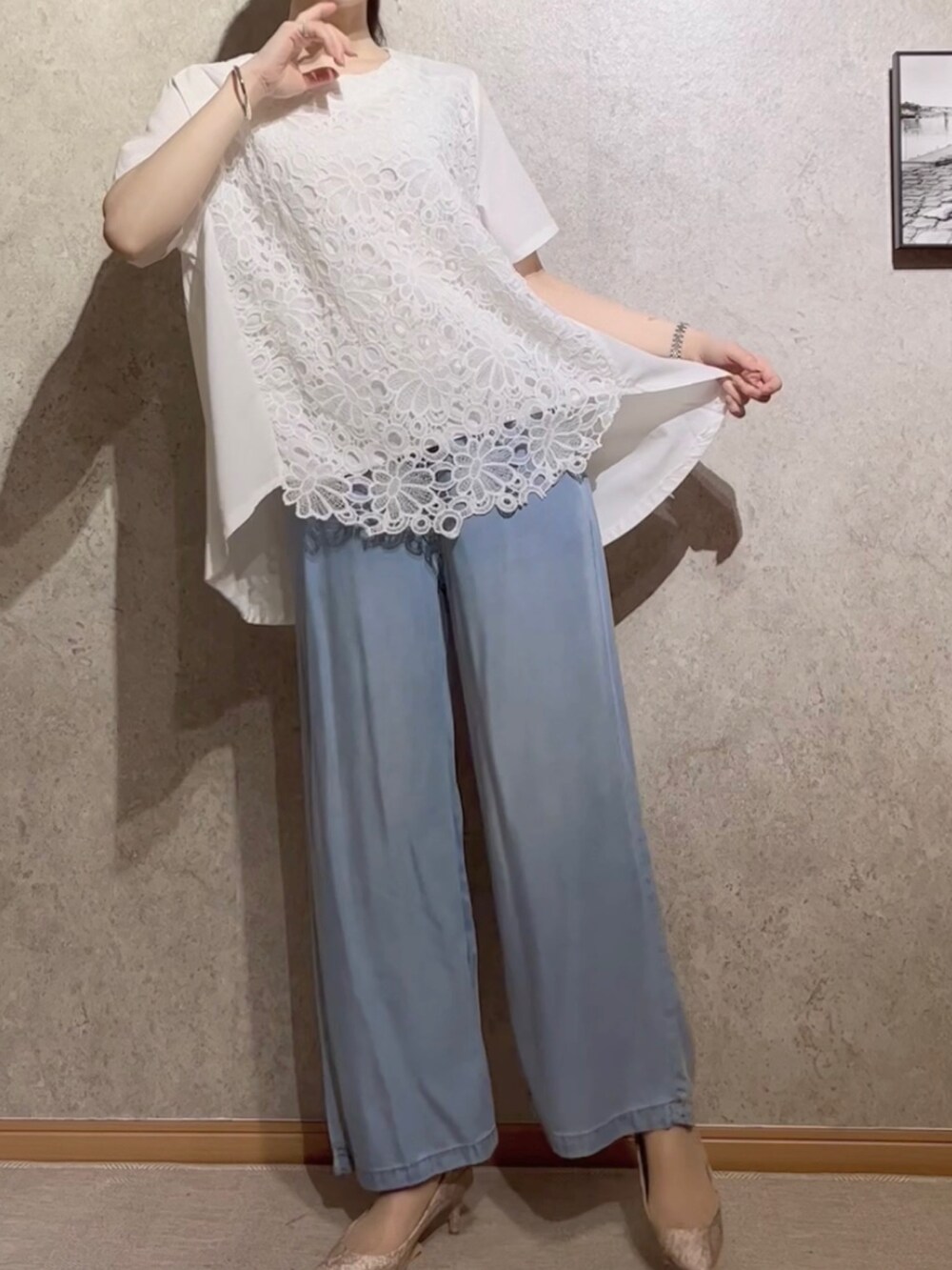 「ヴィンテージバッグ、レーストップス、シアートップス、Tシャツ、ブラウス、オケージョン、アラフォー、アラサー、デニムパンツ、デニム」｜「HANAE MORIのアイテム（ショルダーバッグ、ベージュ系）」を使った、J&marmie fukuokaさん（レディース・163cm）の春コーディネートの3枚目の写真