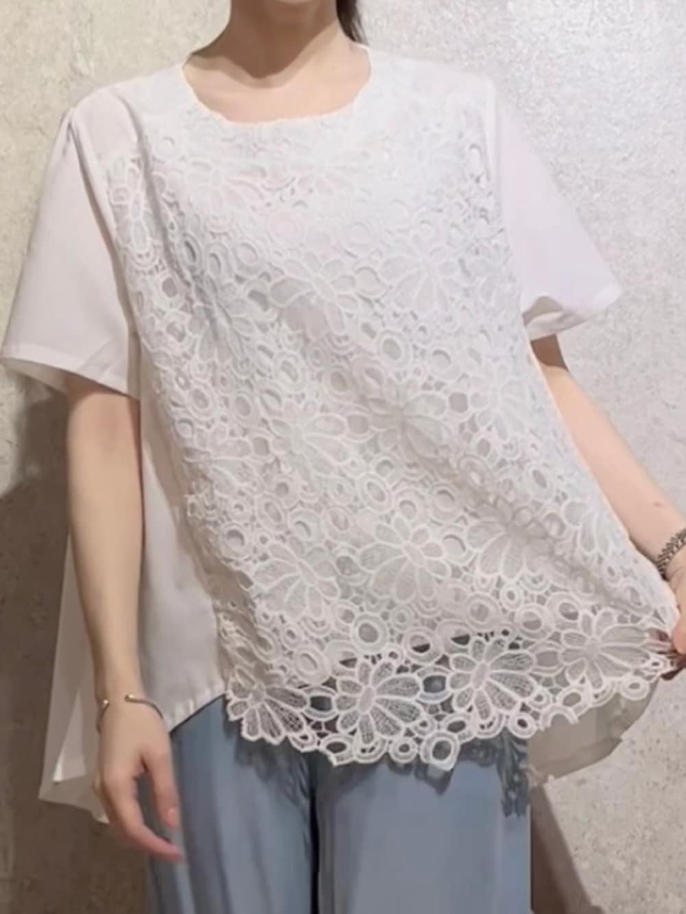 「ヴィンテージバッグ、レーストップス、シアートップス、Tシャツ、ブラウス、オケージョン、アラフォー、アラサー、デニムパンツ、デニム」｜「HANAE MORIのアイテム（ショルダーバッグ、ベージュ系）」を使った、J&marmie fukuokaさん（レディース・163cm）の春コーディネートの2枚目の写真