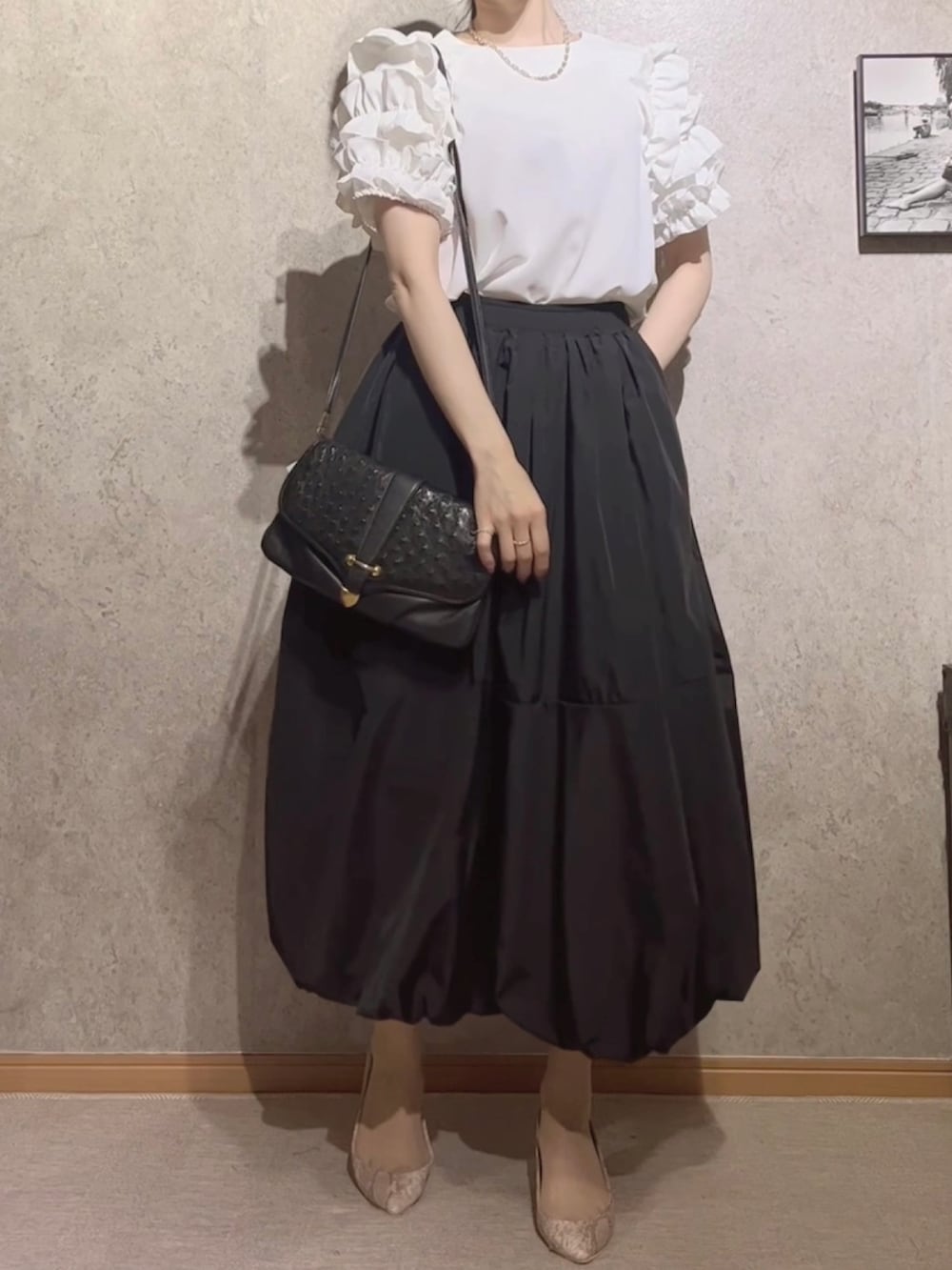「フリルブラウス、ブラウス、カジュアルコーデ、大人女子、Tシャツ、大人カジュアル、フリル、黒、ユニクロ、gu、楽チンコーデ」｜「j&marmieのアイテム（スカート、ブラック系）」を使った、J&marmie fukuokaさん（レディース・163cm）の春コーディネートの2枚目の写真