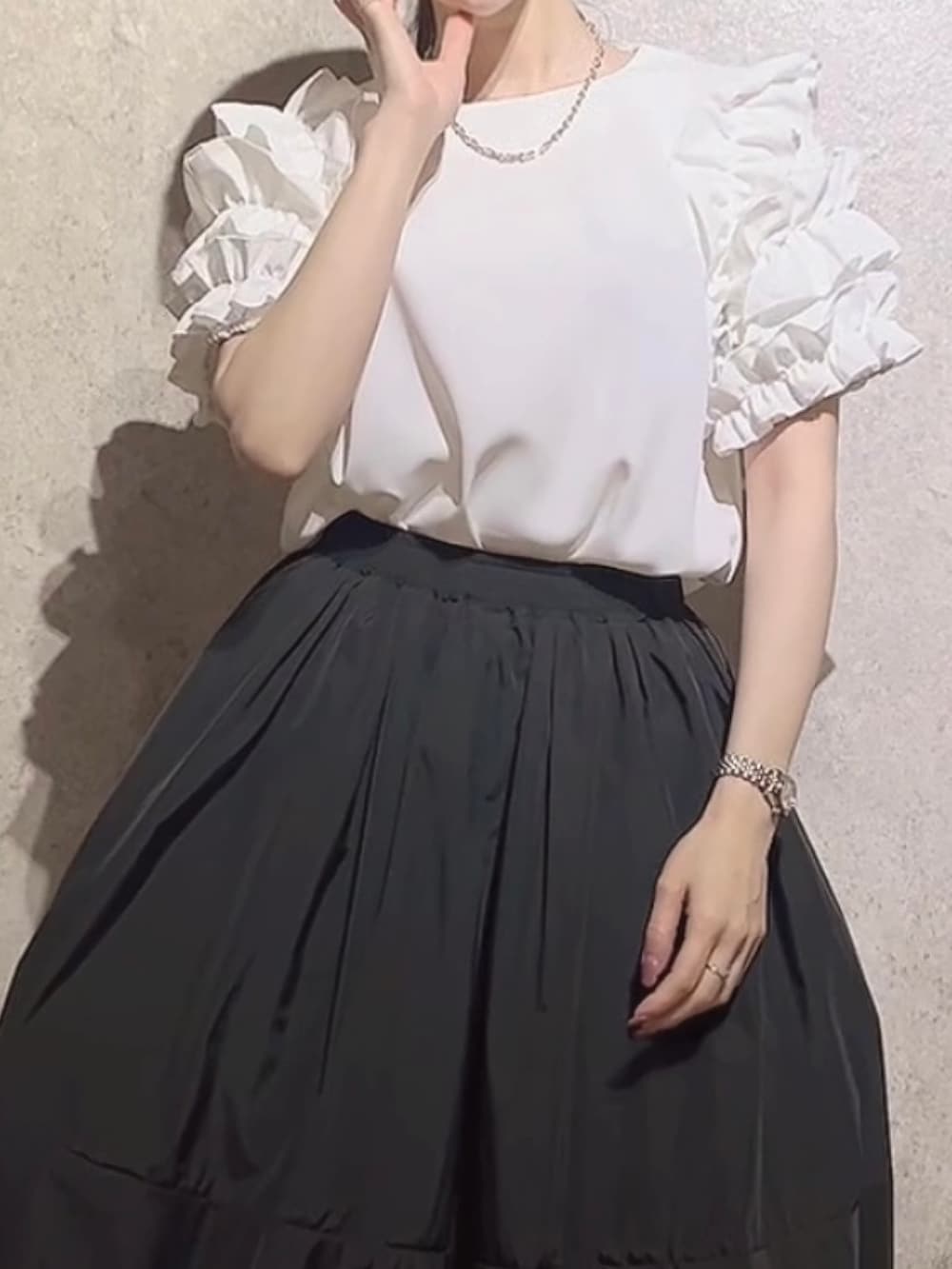 「フリルブラウス、ブラウス、カジュアルコーデ、大人女子、Tシャツ、大人カジュアル、フリル、黒、ユニクロ、gu、楽チンコーデ」｜「j&marmieのアイテム（スカート、ブラック系）」を使った、J&marmie fukuokaさん（レディース・163cm）の春コーディネートの5枚目の写真