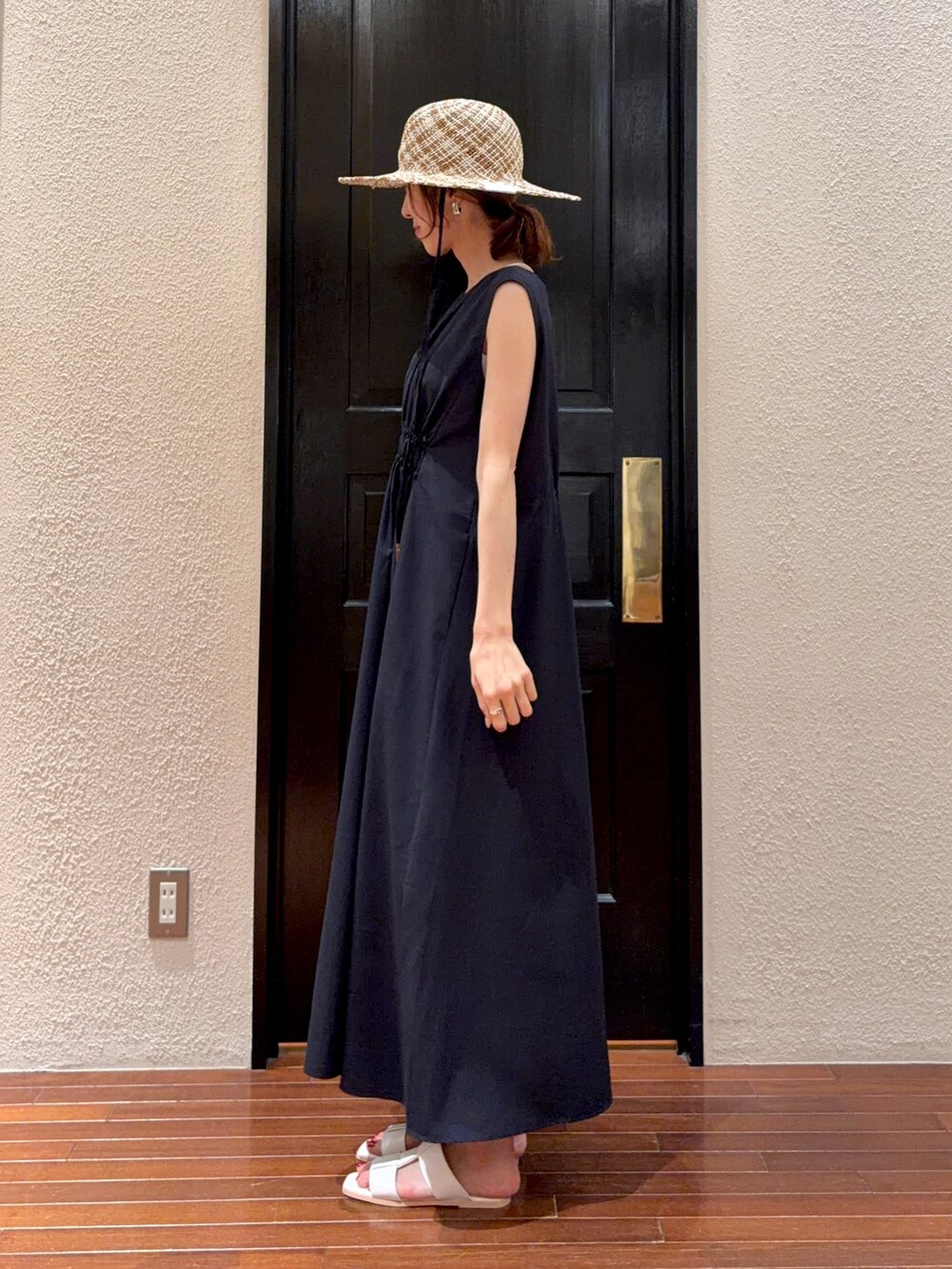 ブルー系のワンピースを着用したレディースの夏コーディネートの3枚目の写真