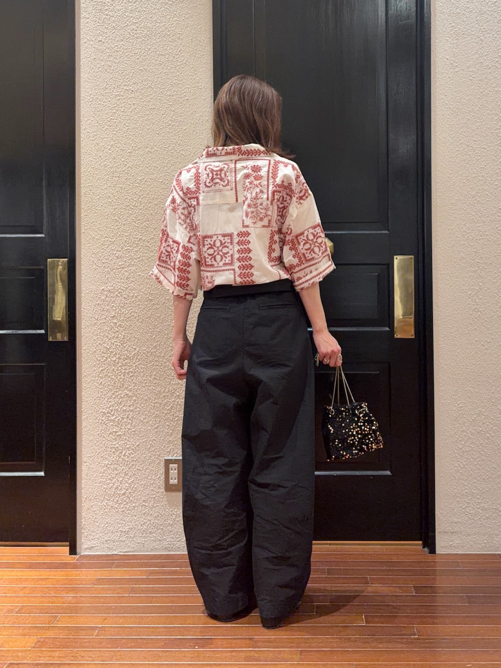 ブラック系のその他パンツ、ブラック系のショルダーバッグ、その他のシャツ/ブラウスを着用したレディースの春コーディネートの4枚目の写真