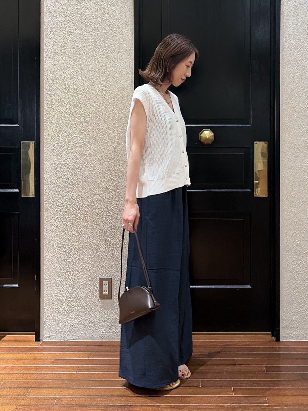ブルー系のその他パンツ、ホワイト系のベストを着用したレディースの夏コーディネートの2枚目の写真