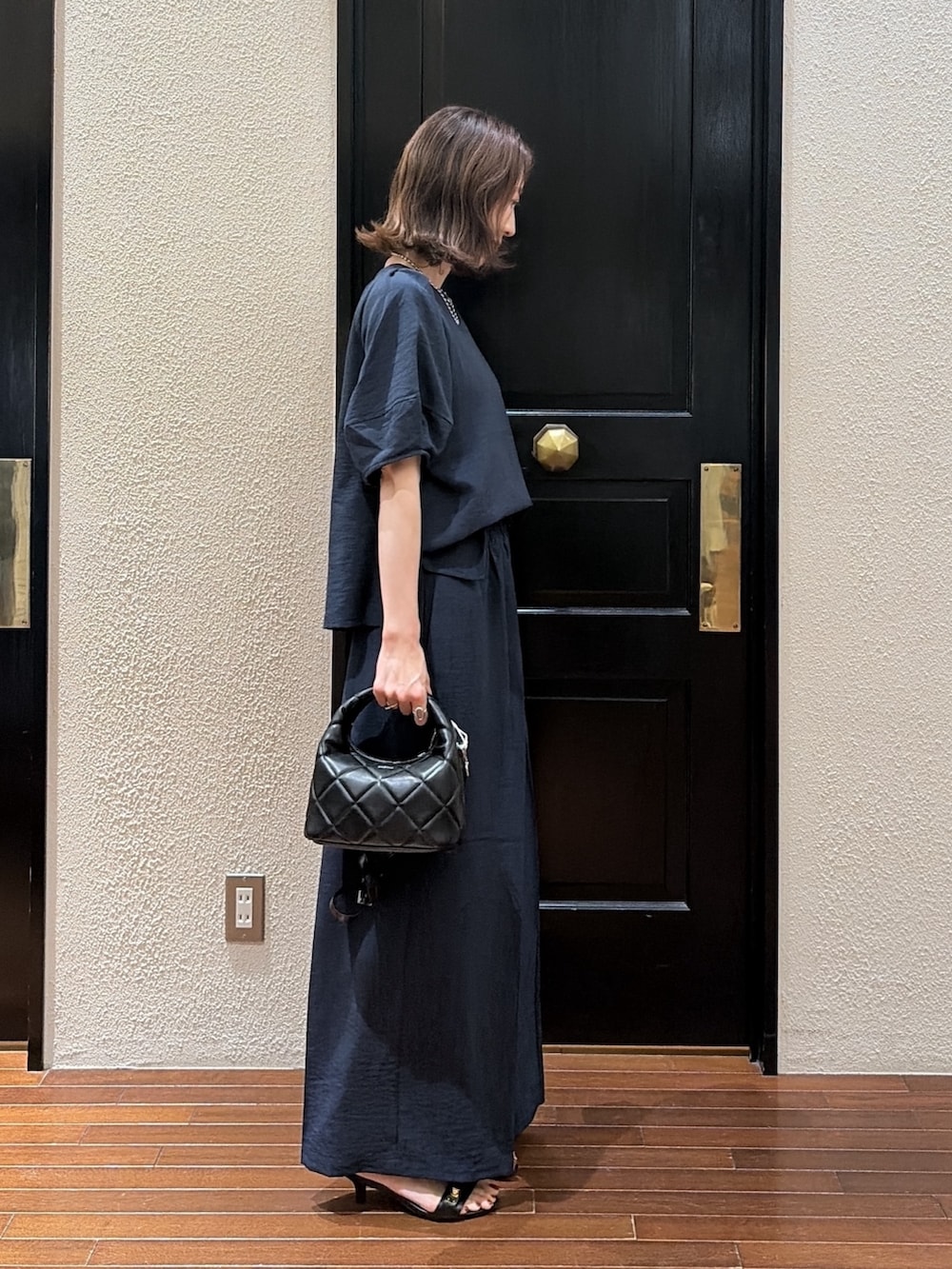 ブルー系のその他パンツ、ブルー系のシャツ/ブラウスを着用したレディースの夏コーディネートの2枚目の写真