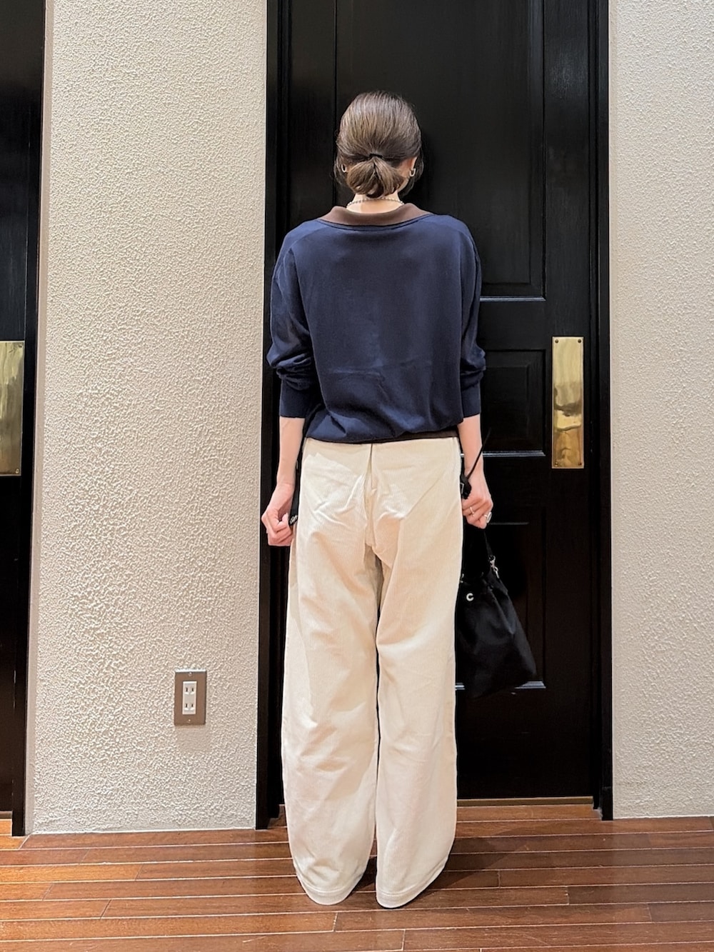 ブルー系のニット/セーター、ホワイト系のその他パンツ、ブラック系のショルダーバッグを着用したレディースの秋コーディネートの3枚目の写真