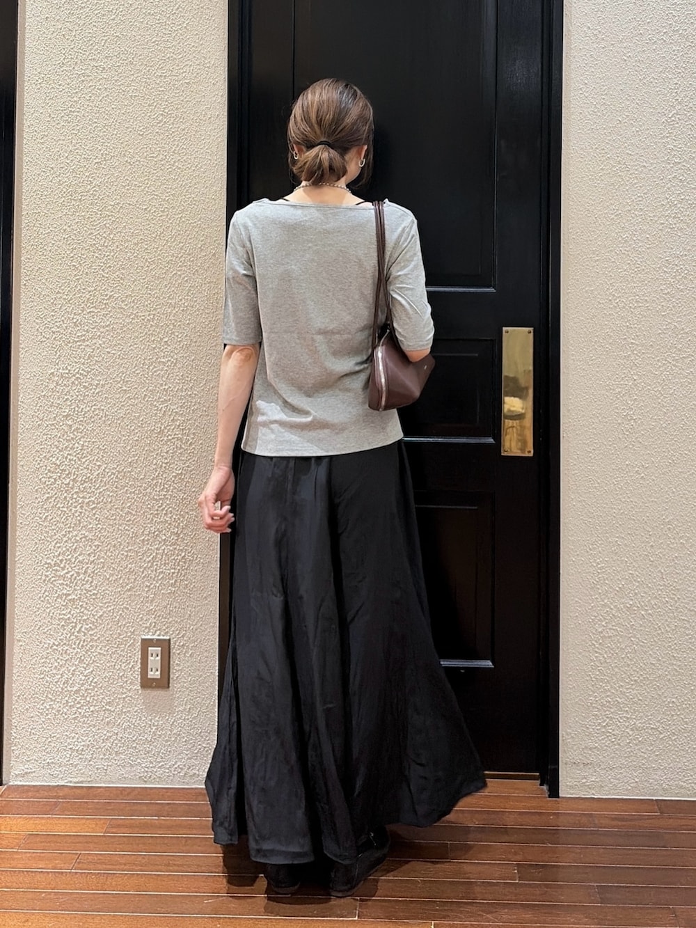 ブラック系のその他パンツ、グレー系のTシャツ/カットソーを着用したレディースの夏コーディネートの2枚目の写真