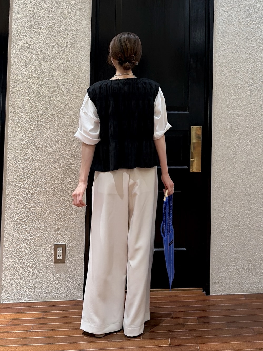 ベージュ系のその他パンツ、ホワイト系のTシャツ/カットソー、ブラック系のシャツ/ブラウスを着用したレディースの夏コーディネートの3枚目の写真