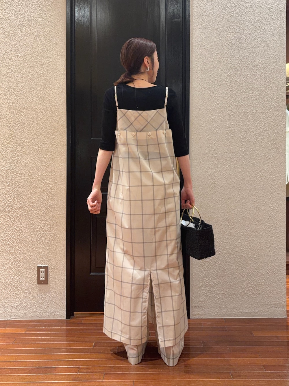 ベージュ系のワンピース、ブラック系のかごバッグ、ベージュ系のその他パンツを着用したレディースの春コーディネートの3枚目の写真