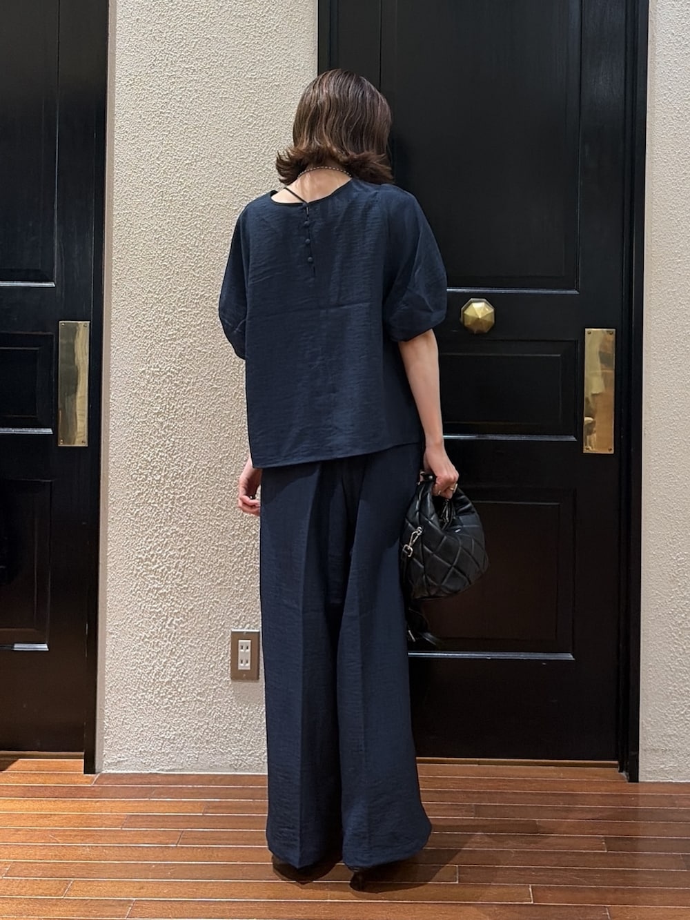 ブルー系のその他パンツ、ブルー系のシャツ/ブラウスを着用したレディースの夏コーディネートの3枚目の写真