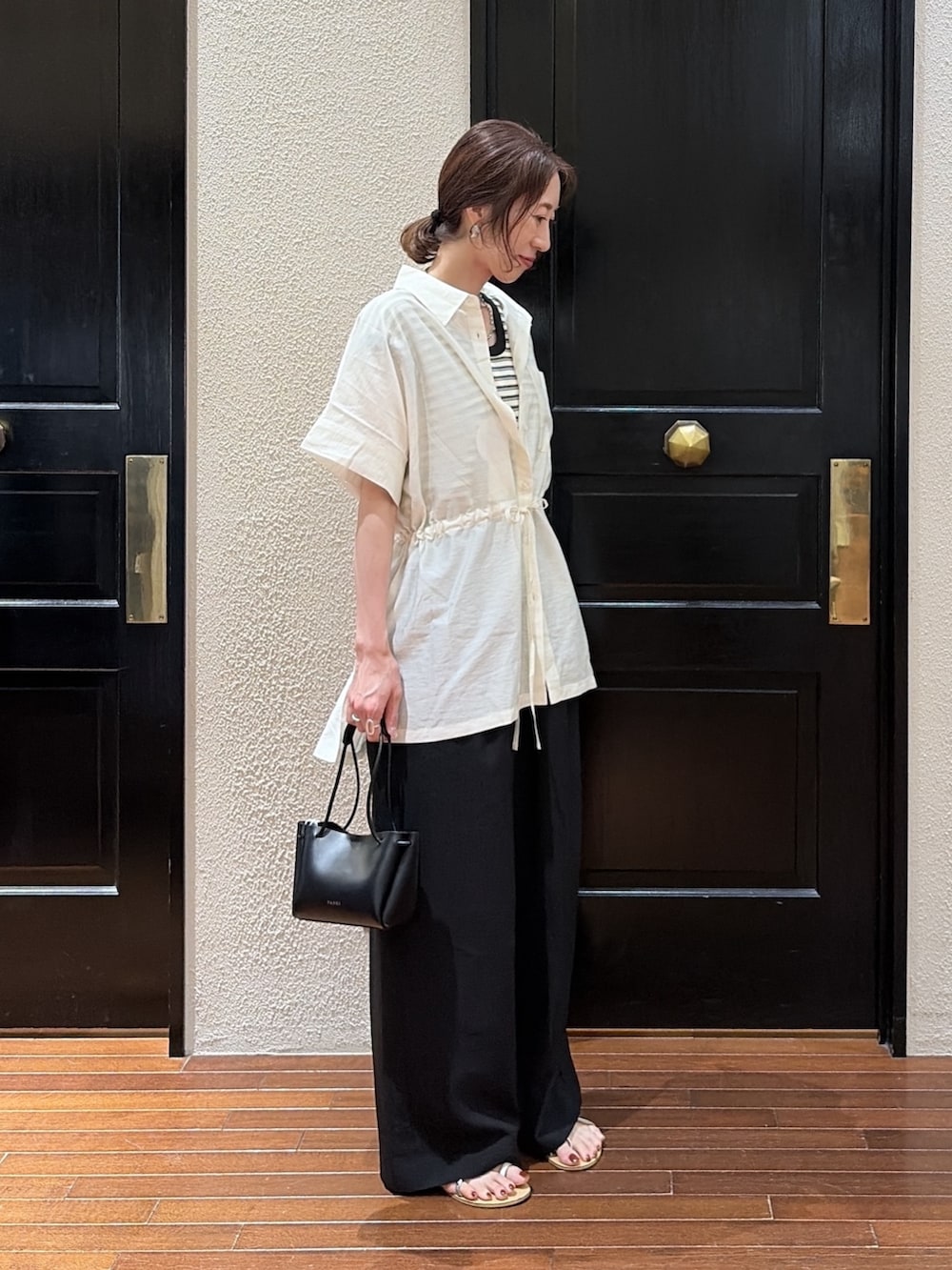 ベージュ系のシャツ/ブラウス、ブラック系のその他パンツ、ホワイト系のTシャツ/カットソーを着用したレディースの夏コーディネートの2枚目の写真