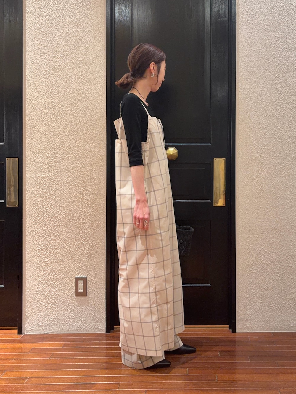 ベージュ系のワンピース、ブラック系のかごバッグ、ベージュ系のその他パンツを着用したレディースの春コーディネートの2枚目の写真