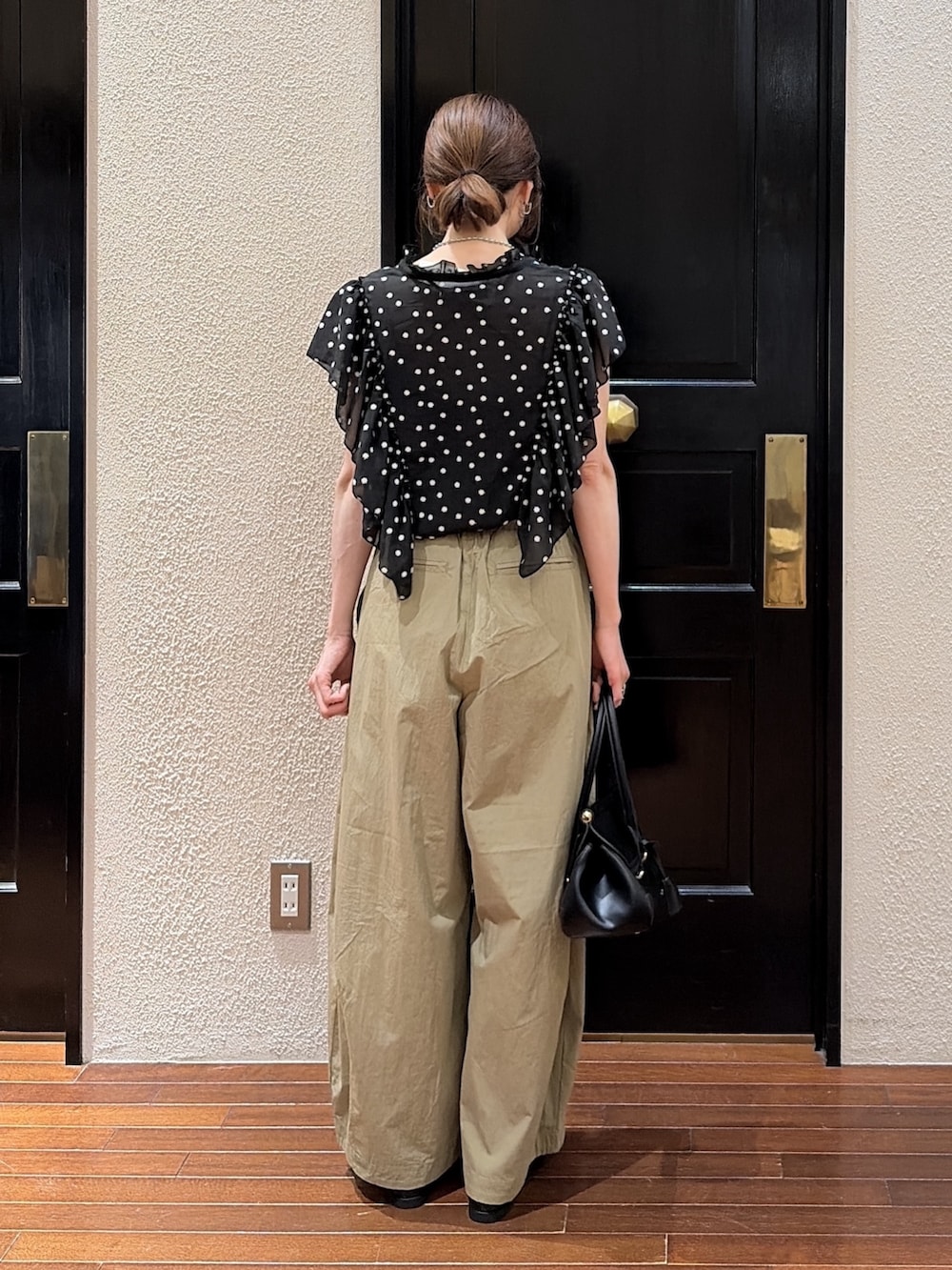 ベージュ系のその他パンツ、ブラック系のシャツ/ブラウスを着用したレディースの夏コーディネートの3枚目の写真