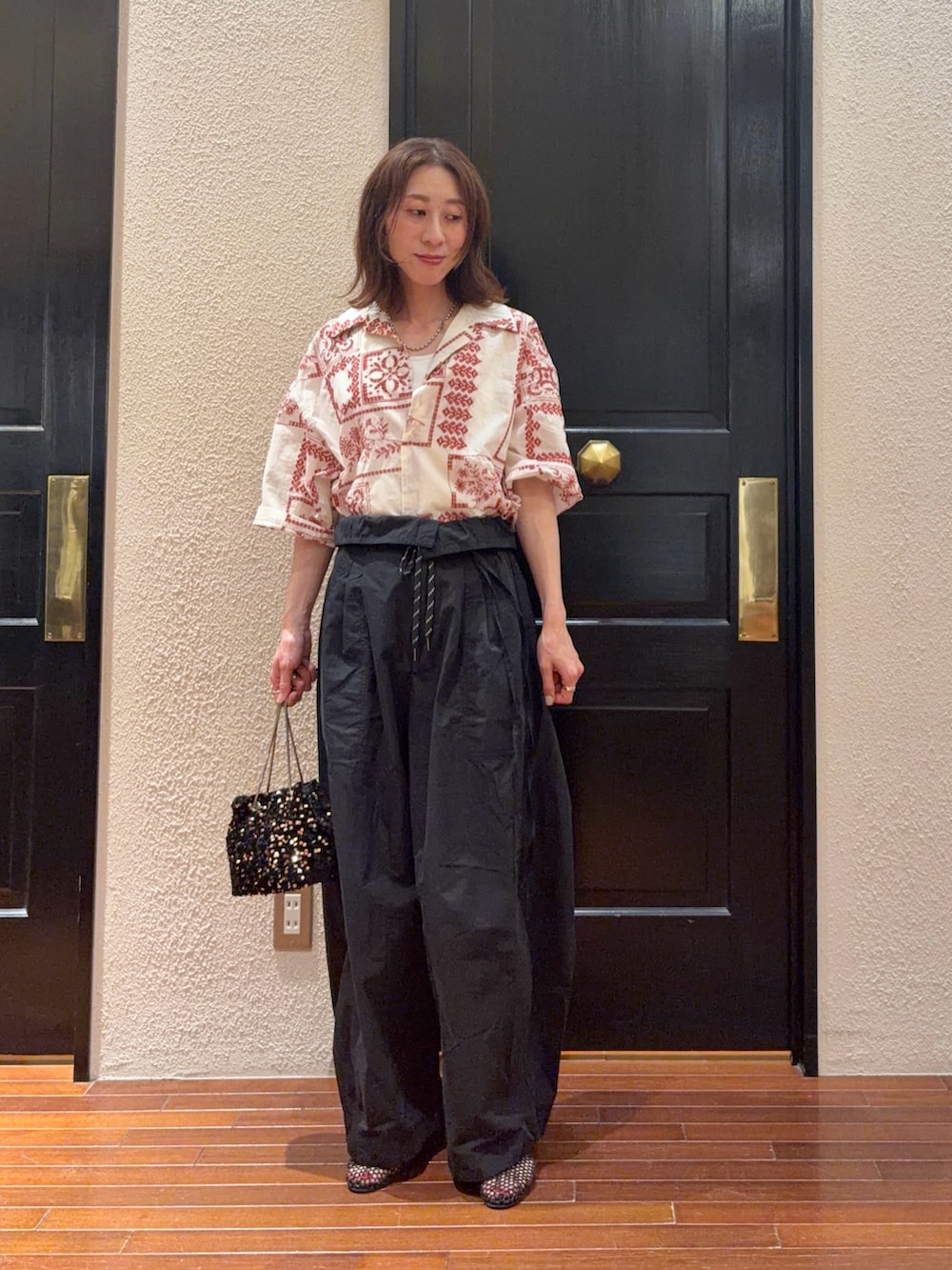 ブラック系のその他パンツ、ブラック系のショルダーバッグ、その他のシャツ/ブラウスを着用したレディースの春コーディネートの2枚目の写真