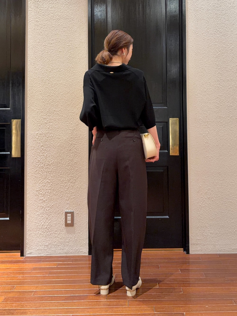 ブラウン系のその他パンツ、ブラック系のポロシャツ、ベージュ系のローファーを着用したレディースの春コーディネートの3枚目の写真
