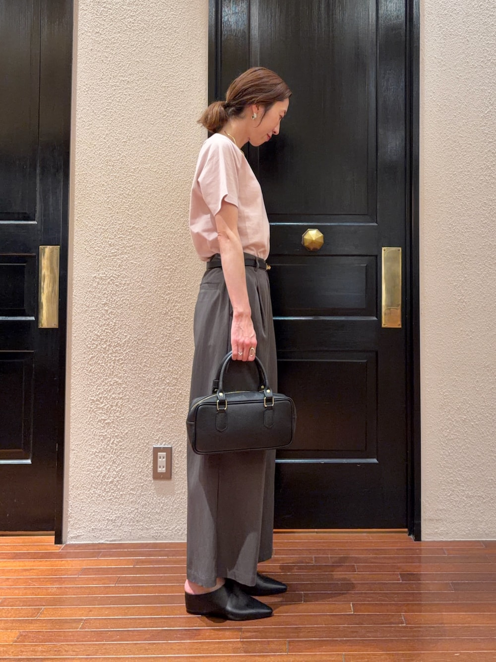 グレー系のその他パンツ、ピンク系のTシャツ/カットソー、ブラック系のベルトを着用したレディースの春コーディネートの2枚目の写真