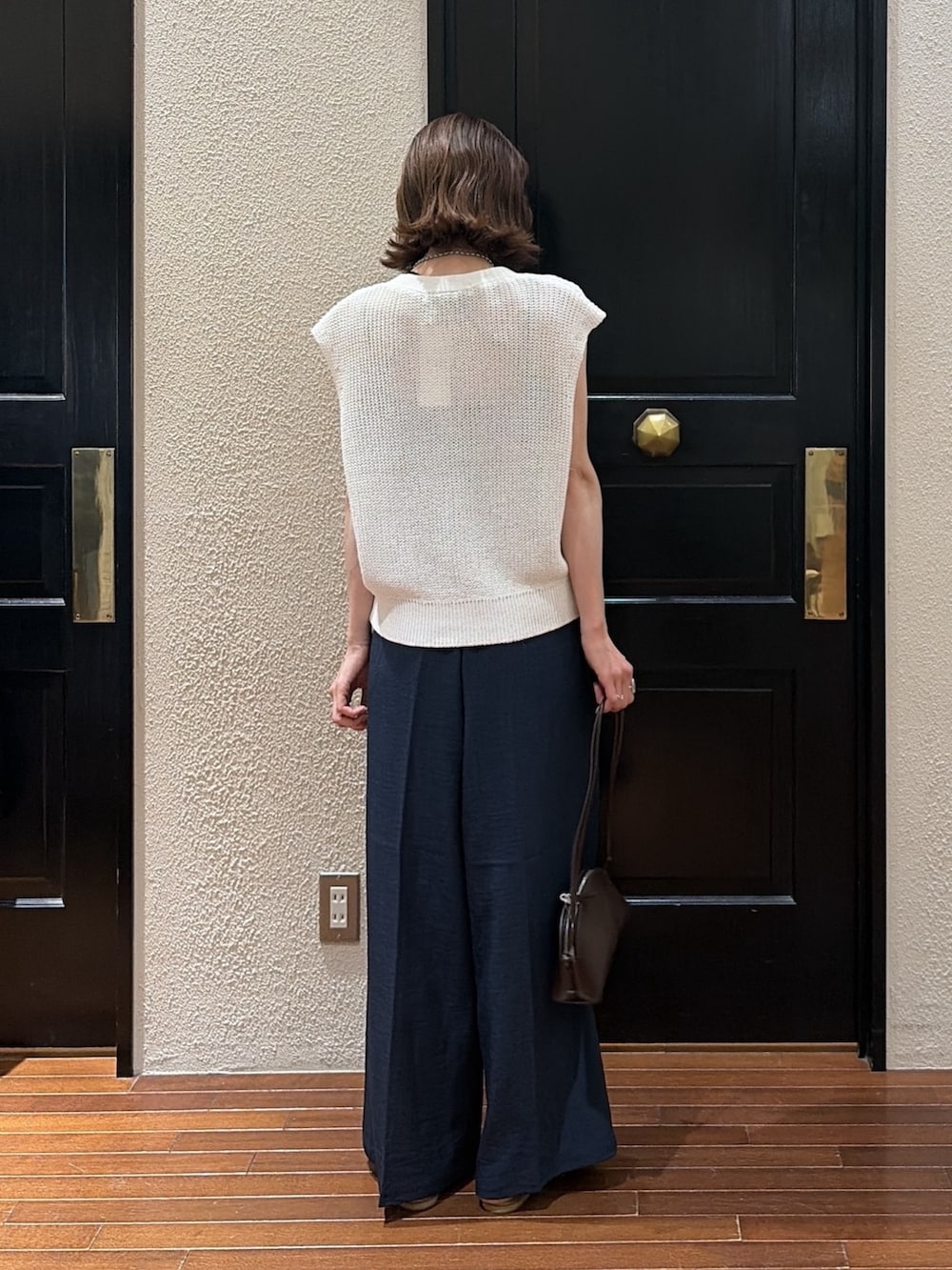 ブルー系のその他パンツ、ホワイト系のベストを着用したレディースの夏コーディネートの3枚目の写真