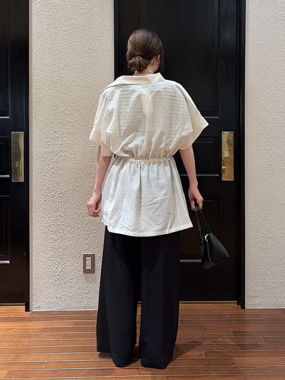 ベージュ系のシャツ/ブラウス、ブラック系のその他パンツ、ホワイト系のTシャツ/カットソーを着用したレディースの夏コーディネートの3枚目の写真