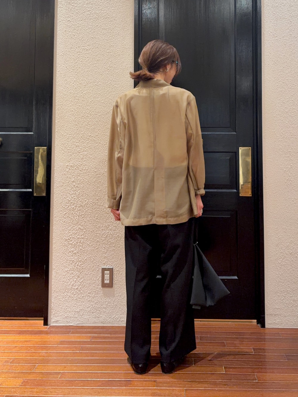 ブラック系のバレエシューズ、ベージュ系のテーラードジャケット、ホワイト系のTシャツ/カットソーを着用したレディースの夏コーディネートの3枚目の写真