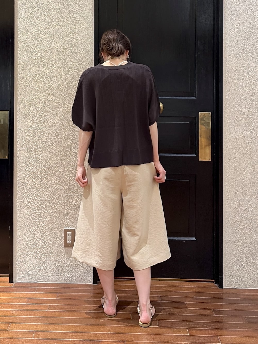 ベージュ系のその他パンツ、ブラウン系のカーディガン/ボレロ、その他のバンダナ/スカーフを着用したレディースの夏コーディネートの3枚目の写真