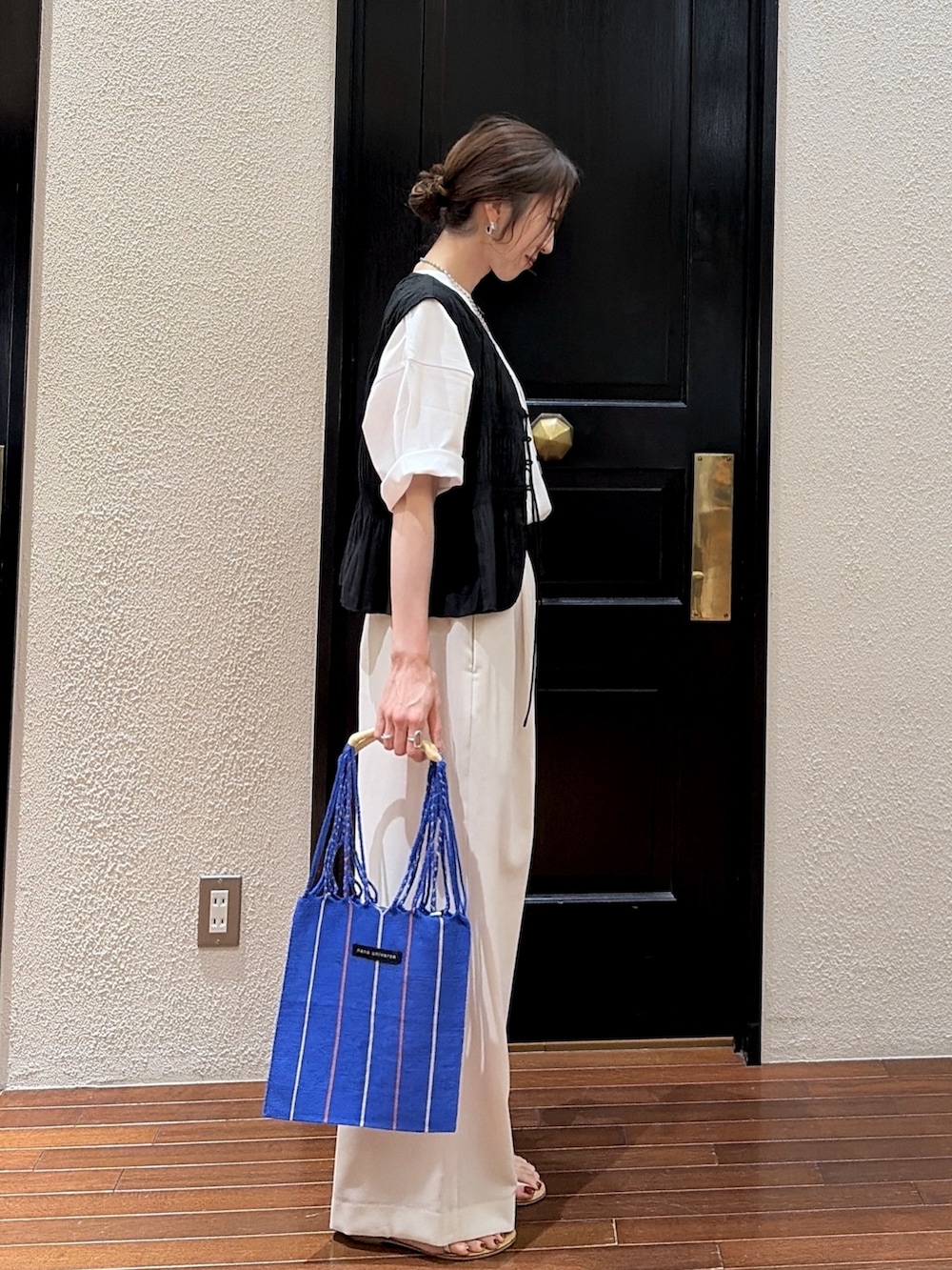 ベージュ系のその他パンツ、ホワイト系のTシャツ/カットソー、ブラック系のシャツ/ブラウスを着用したレディースの夏コーディネートの2枚目の写真