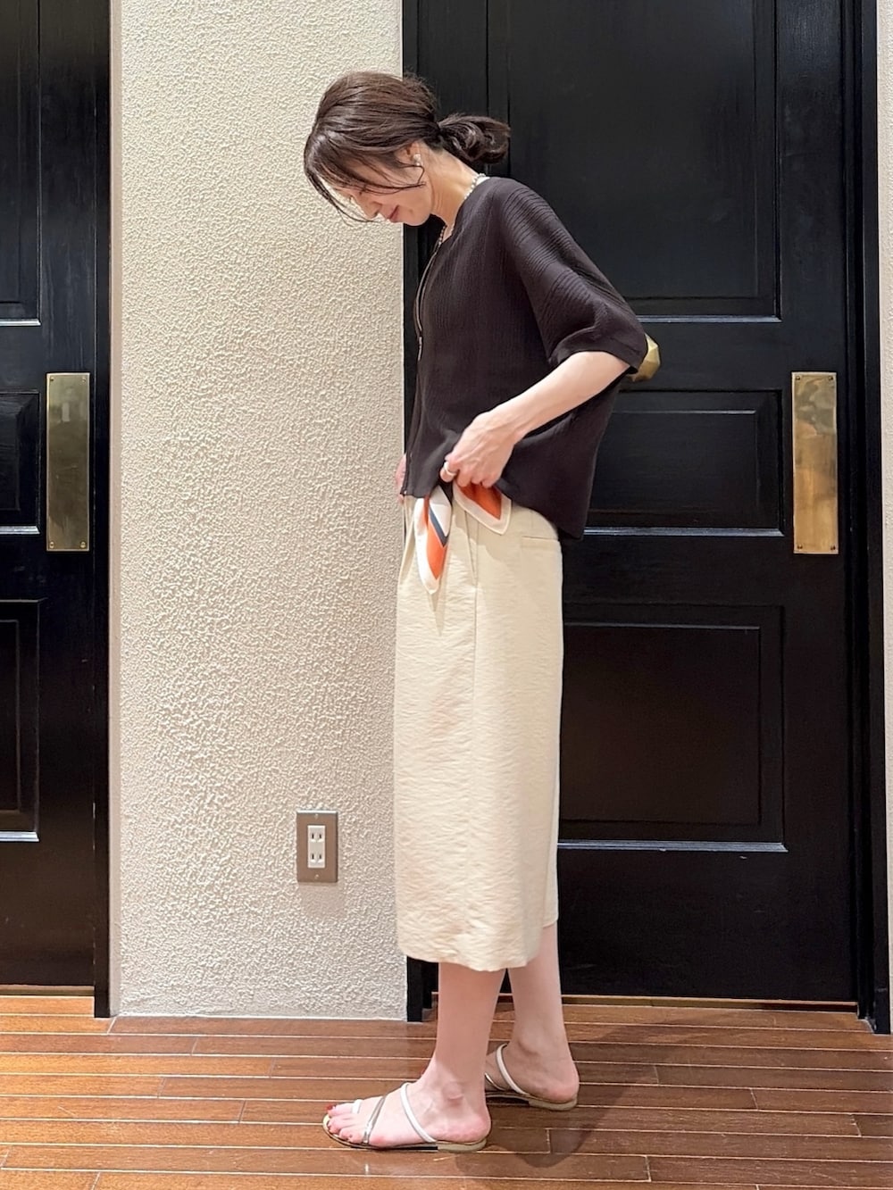 ベージュ系のその他パンツ、ブラウン系のカーディガン/ボレロ、その他のバンダナ/スカーフを着用したレディースの夏コーディネートの2枚目の写真
