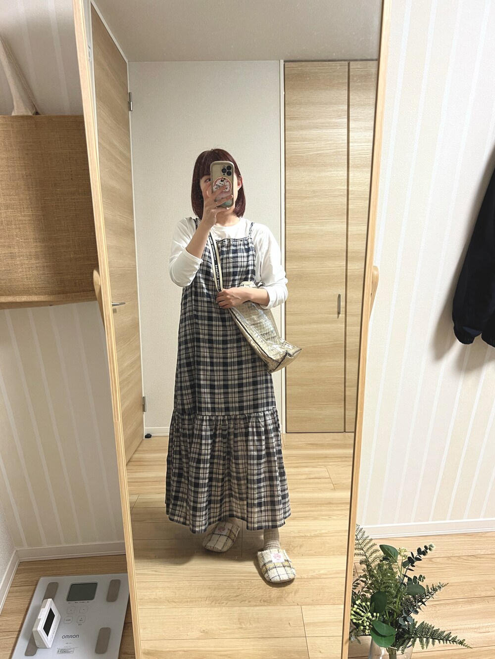 ブルー系のワンピース、ホワイト系のTシャツ/カットソーを着用したレディースの春コーディネートの2枚目の写真