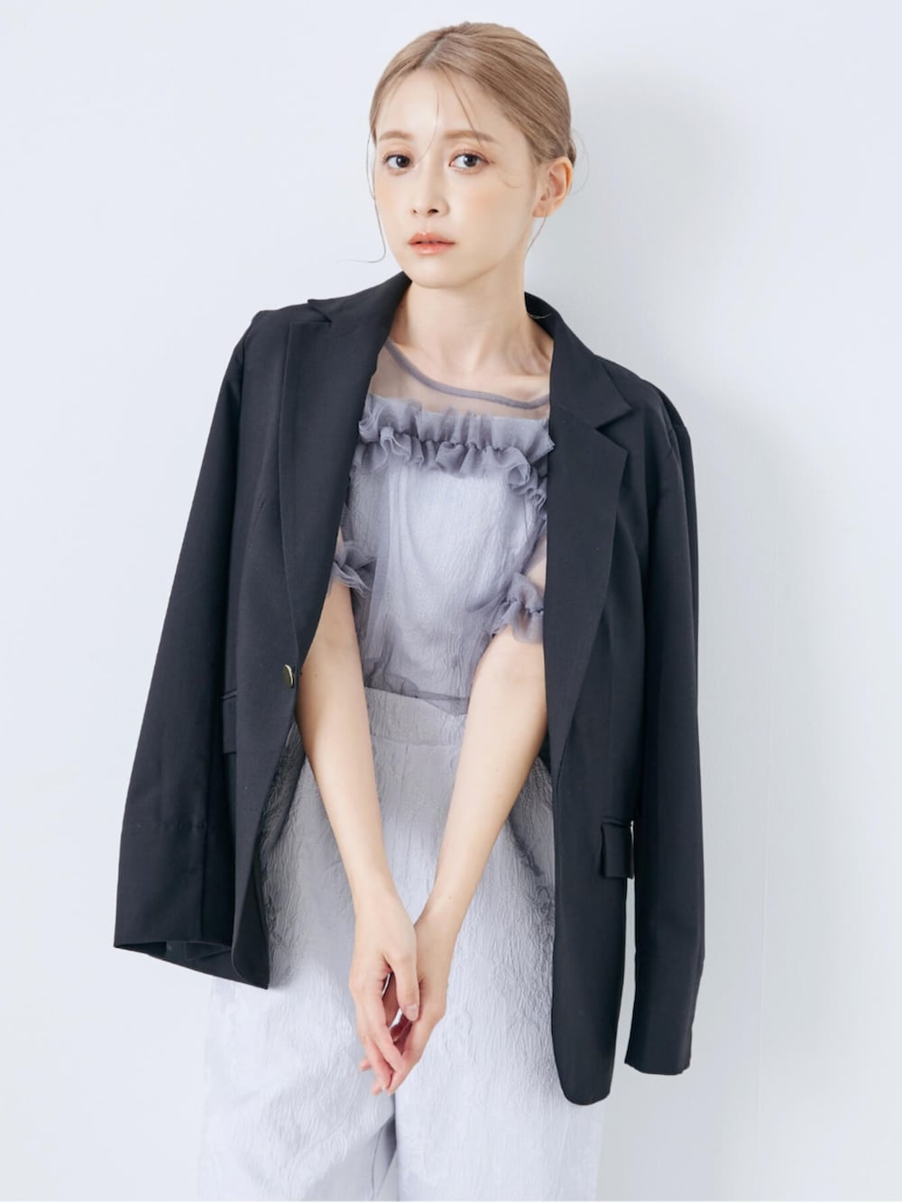 グレー系のパンツドレス、ブルー系のスーツジャケットを着用したレディースの夏コーディネートの2枚目の写真