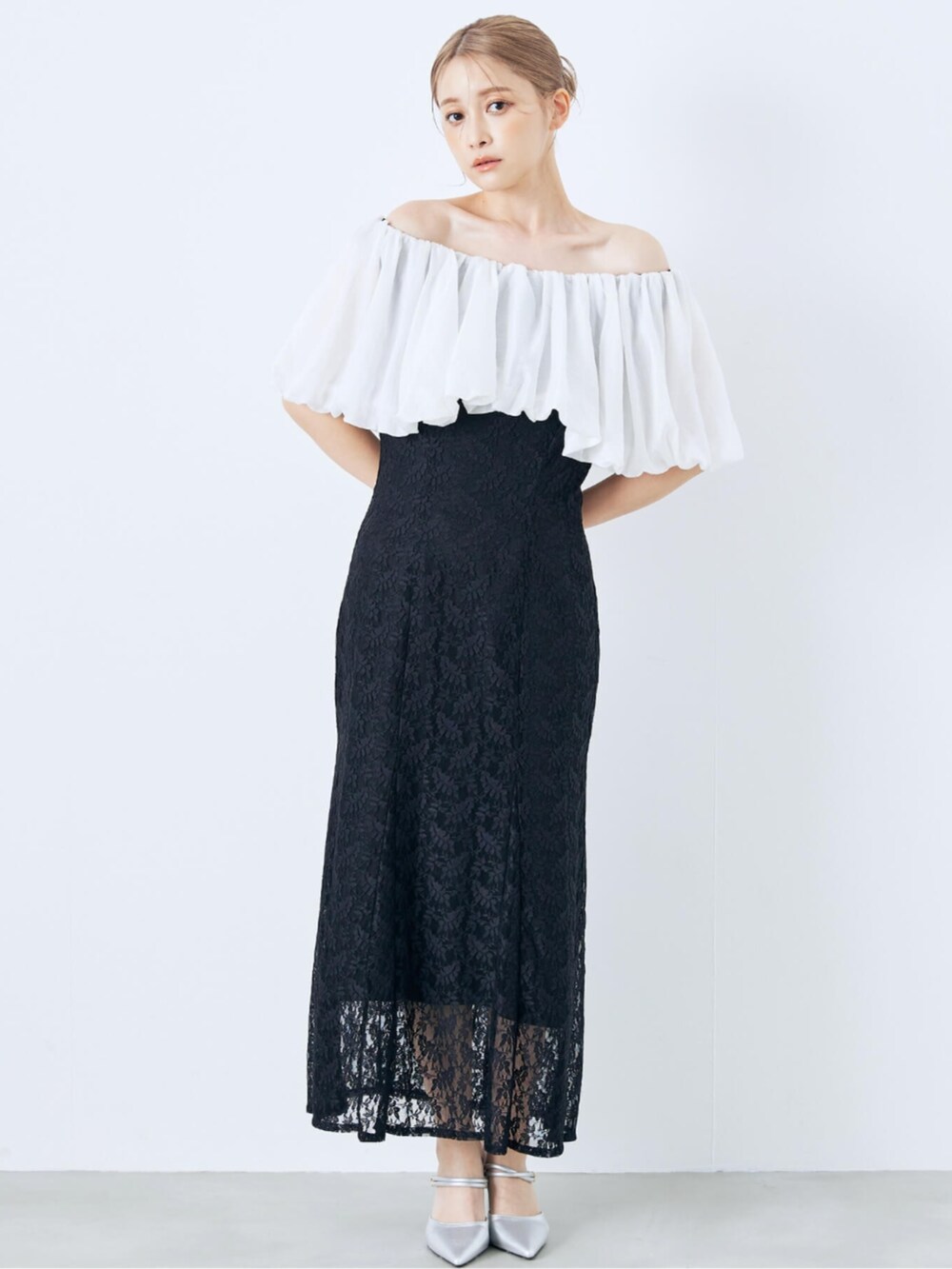 ブラック系のドレスを着用したレディースの夏コーディネートの2枚目の写真