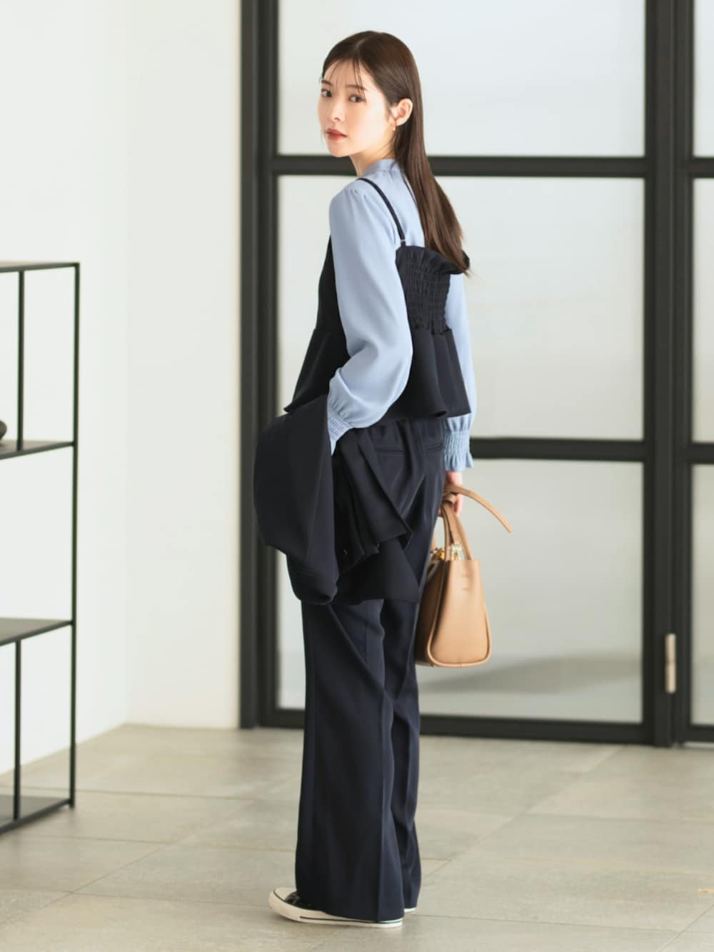 ブルー系のスーツパンツ、ブルー系のシャツ/ブラウス、ブルー系のスーツジャケットを着用したレディースの秋コーディネートの2枚目の写真