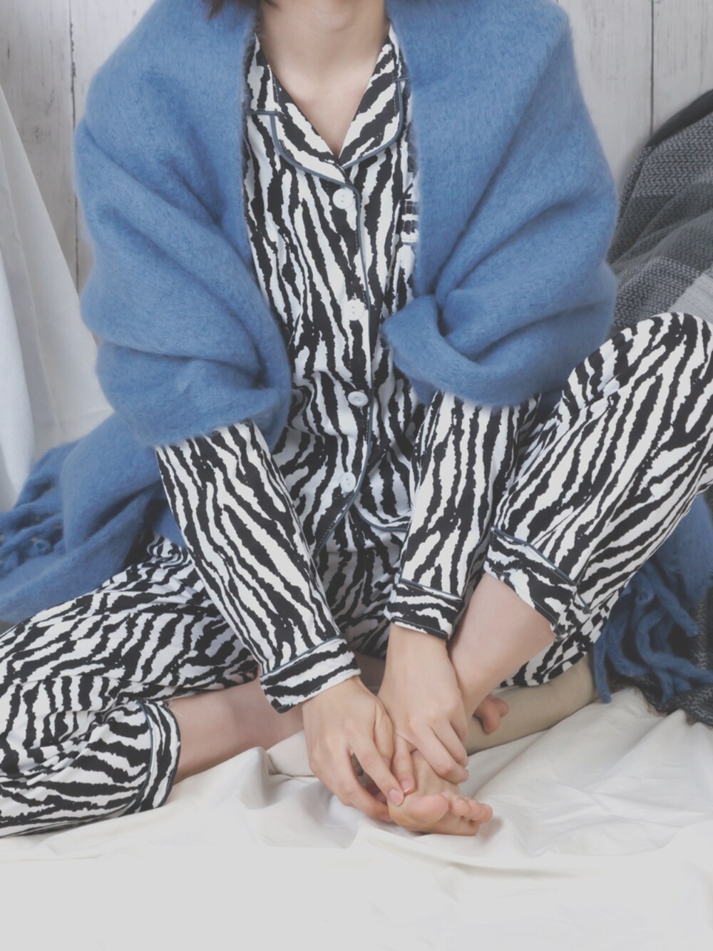 その他のルームウェア/パジャマ、ブルー系のストール/ショールを着用したレディースの秋コーディネートの2枚目の写真