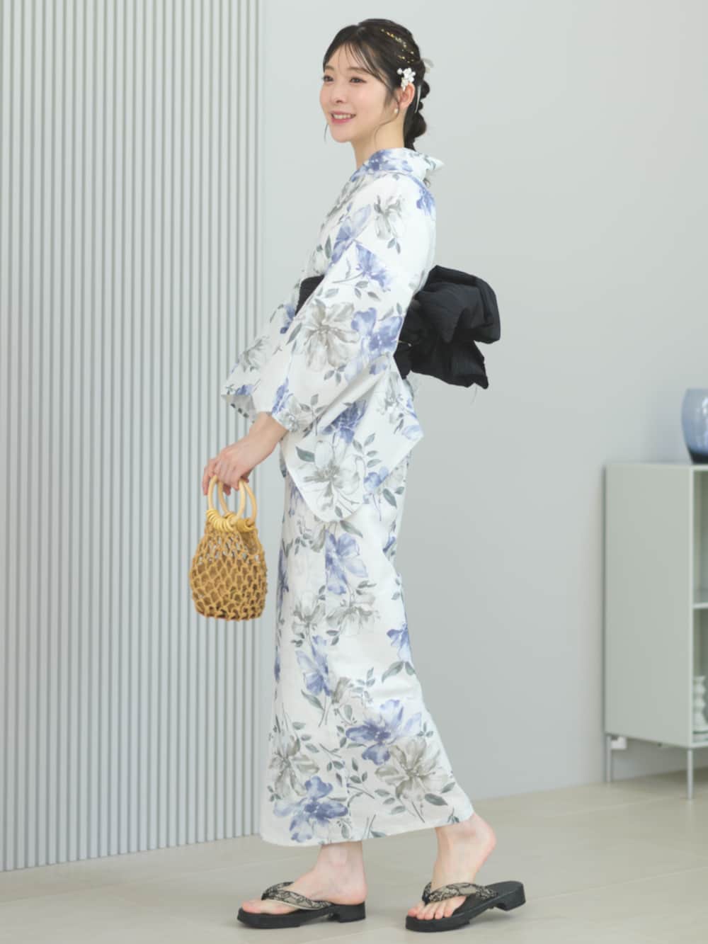 ホワイト系の浴衣、グリーン系の和装小物、ブラウン系の和装小物を着用したレディースの夏コーディネートの2枚目の写真