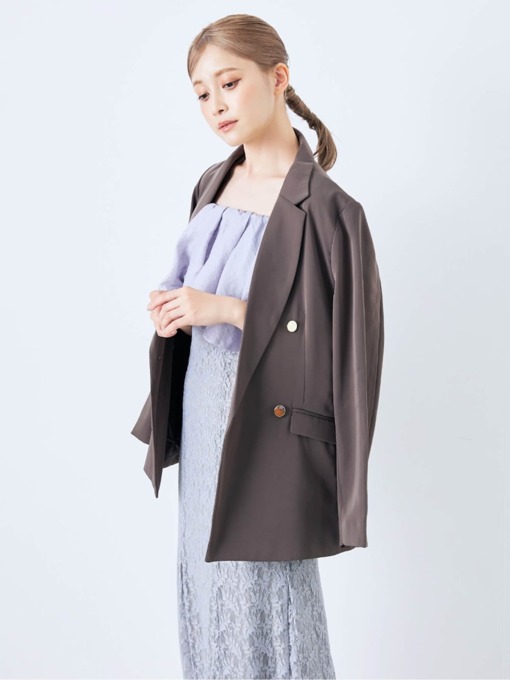 グレー系のスーツジャケット、ブルー系のドレスを着用したレディースの夏コーディネートの2枚目の写真