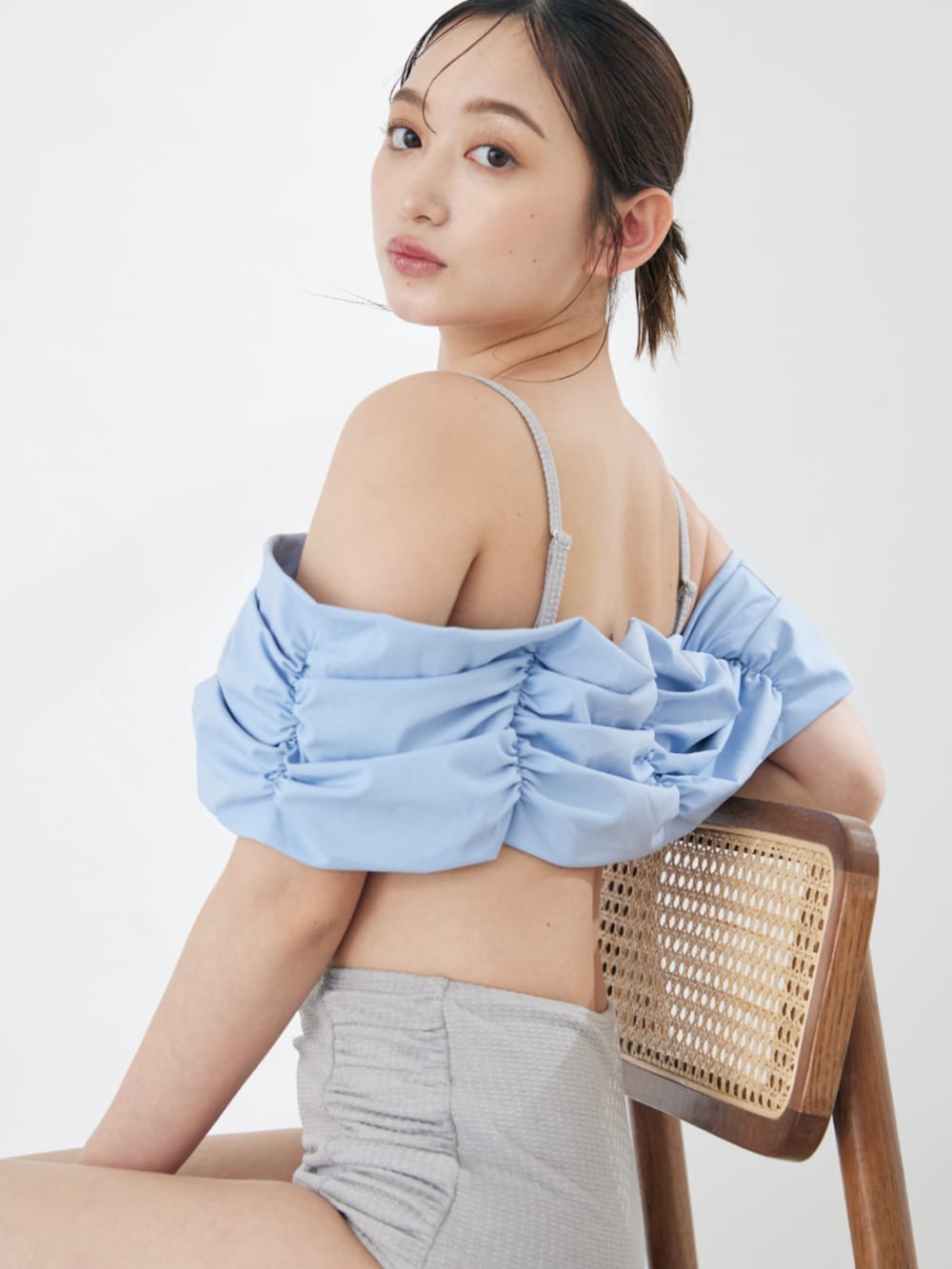 グレー系の水着を着用したレディースの夏コーディネートの2枚目の写真