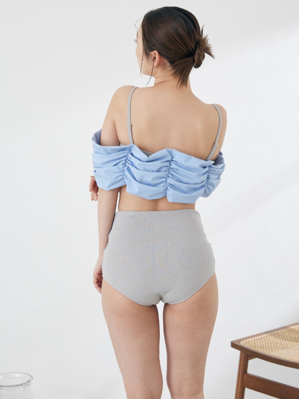 グレー系の水着を着用したレディースの夏コーディネートの4枚目の写真