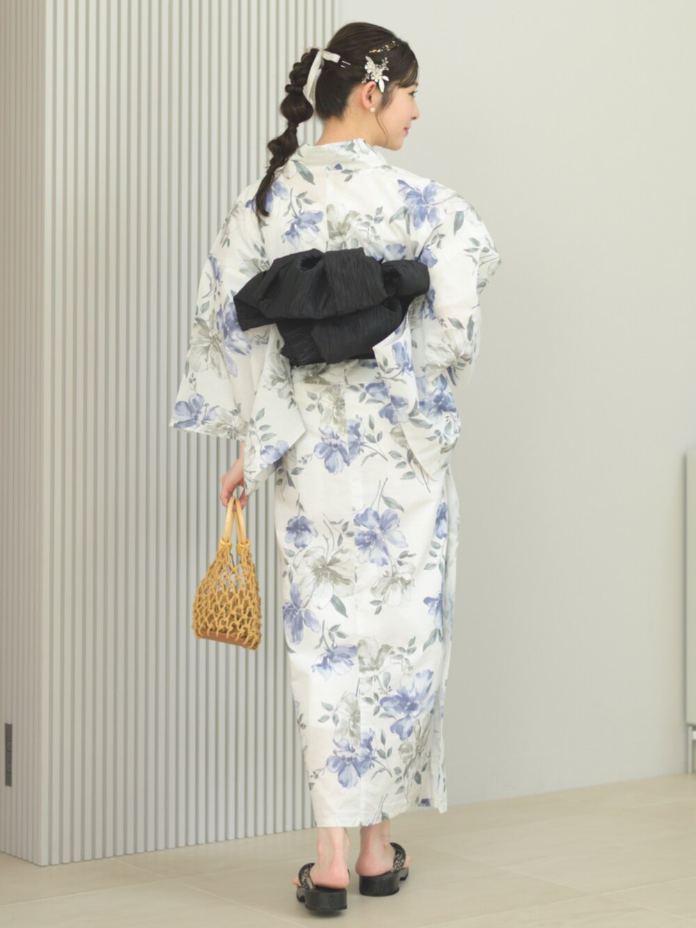 ホワイト系の浴衣、グリーン系の和装小物、ブラウン系の和装小物を着用したレディースの夏コーディネートの3枚目の写真
